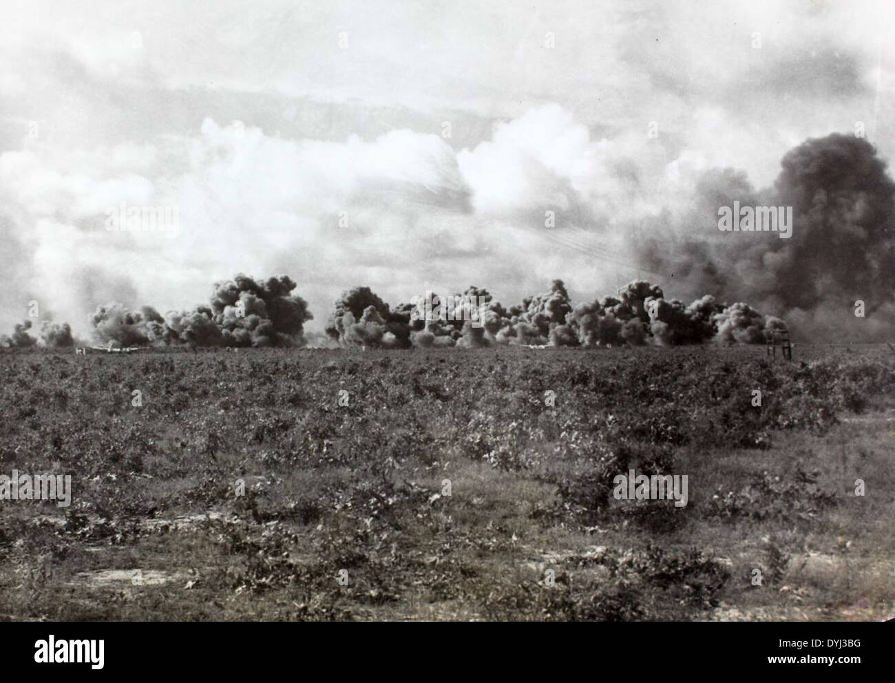 Dieses Bild mit dem Titel „Bomb Clouds“ bezieht sich wahrscheinlich auf die massiven Wolken, die durch Explosionen bei Luftangriffen oder Atomtests entstanden sind. Das Bild könnte die mächtige und zerstörerische Natur von Bombenangriffen während des Krieges oder Atomtests Mitte des 20. Jahrhunderts darstellen. Stockfoto