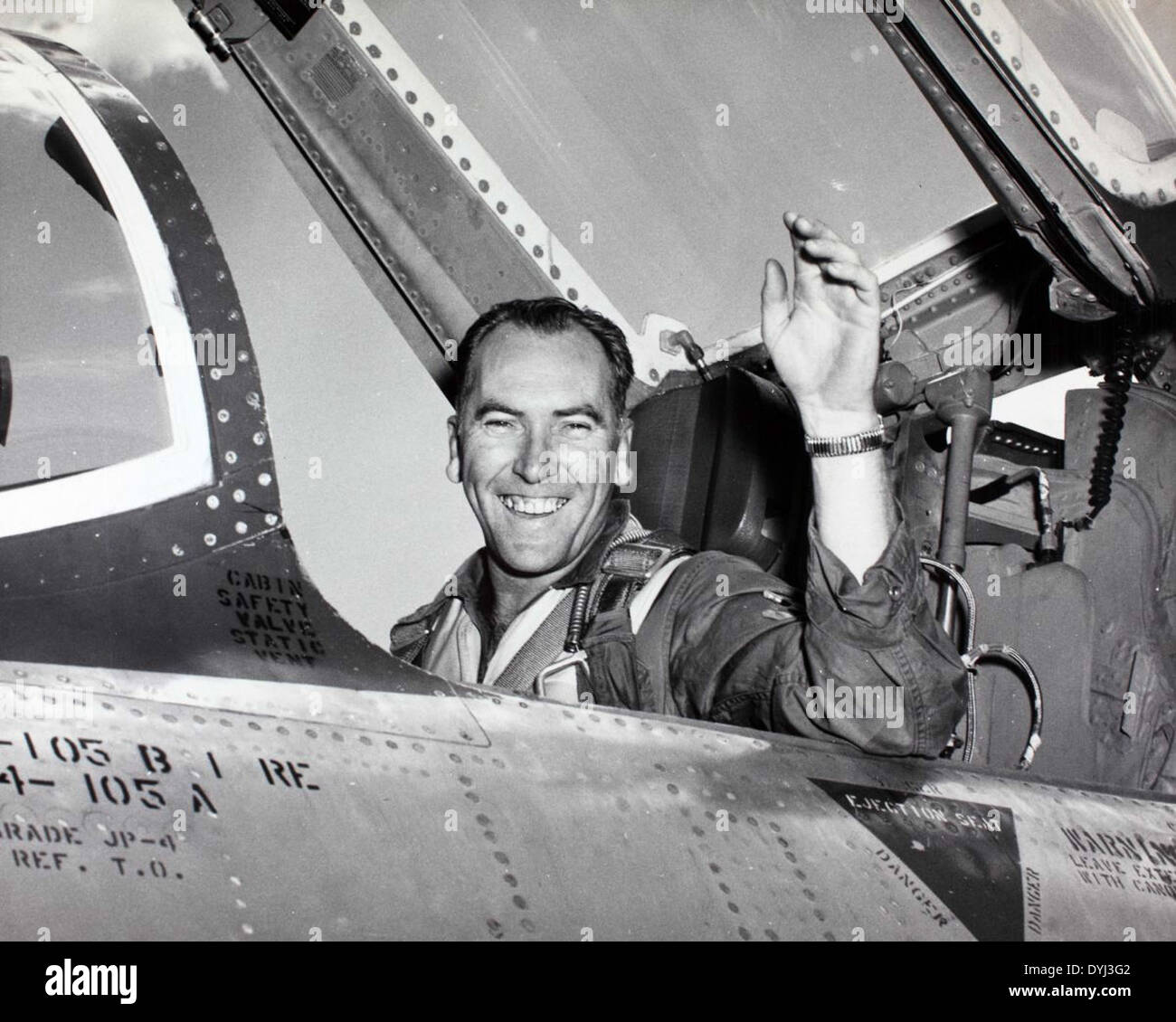 LIN Hendrix, ein Pilot, wird im Cockpit eines Republic F-105 ThunderChief gezeigt. Die F-105 war ein Überschallbomber, der während des Vietnamkriegs von der US Air Force eingesetzt wurde und für seine hohe Geschwindigkeit und Fähigkeit zur Durchführung von Einsätzen bekannt war. Stockfoto