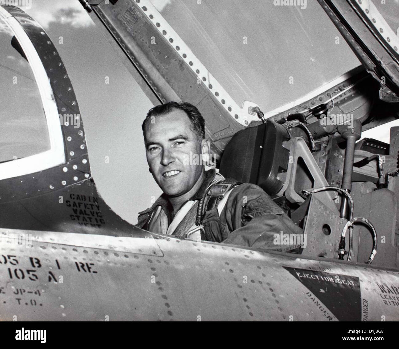Ein Foto von Lin Hendrix im Cockpit eines Republic F-105 ThunderChief, einem Kampfflugzeug aus den 1950er und 1960er Jahren Stockfoto