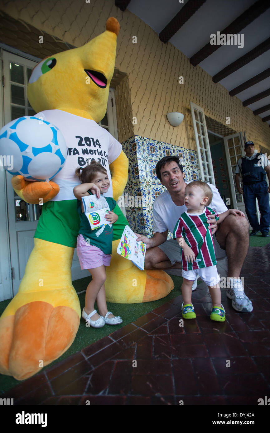 Rio De Janeiro, Brasilien. 18. April 2014. Ein Mann und seine Kinder posieren mit der FIFA WM-Maskottchen "Fuleco" außerhalb ein Ticket Center befindet sich in der Botafogo Football Club in Rio De Janeiro, Brasilien, 18. April 2014. Ticketing-Zentren eröffnet in den Hosting-Städten des FIFA World Cup in Brasilien am Freitag Ticket abholen. © Xu Zijian/Xinhua/Alamy Live-Nachrichten Stockfoto