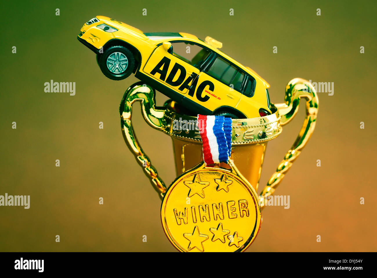 ADAC Miniaturfahrzeug, Medaille Und Pokal, Manipulationen Beim ADAC-Preis Stockfoto