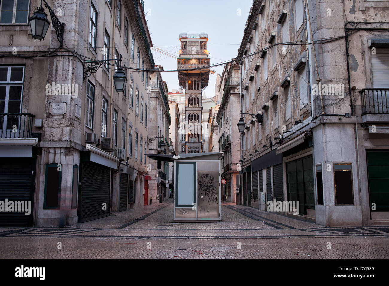 Santa Justa Aufzug (Portugiesisch: Elevador de Santa Justa) in Lissabon, Portugal und eine alte Mietshäuser in Baixa-Viertel. Stockfoto