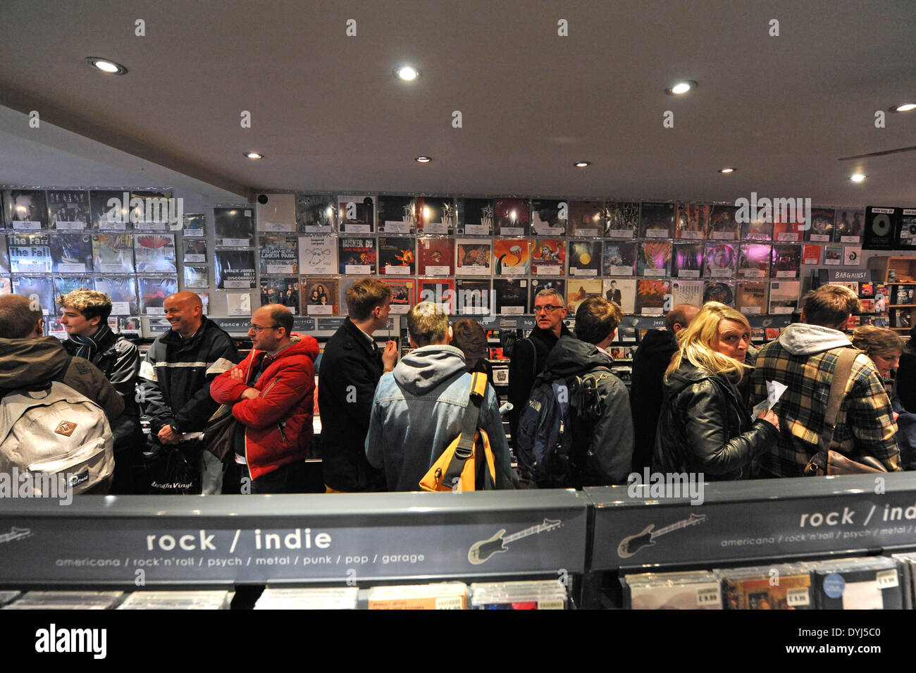 Vinyl-Fans drängen sich in Resident Records in Kensington Gardens Brighton heute früh am Morgen zum National Vinyl Records Day Stockfoto