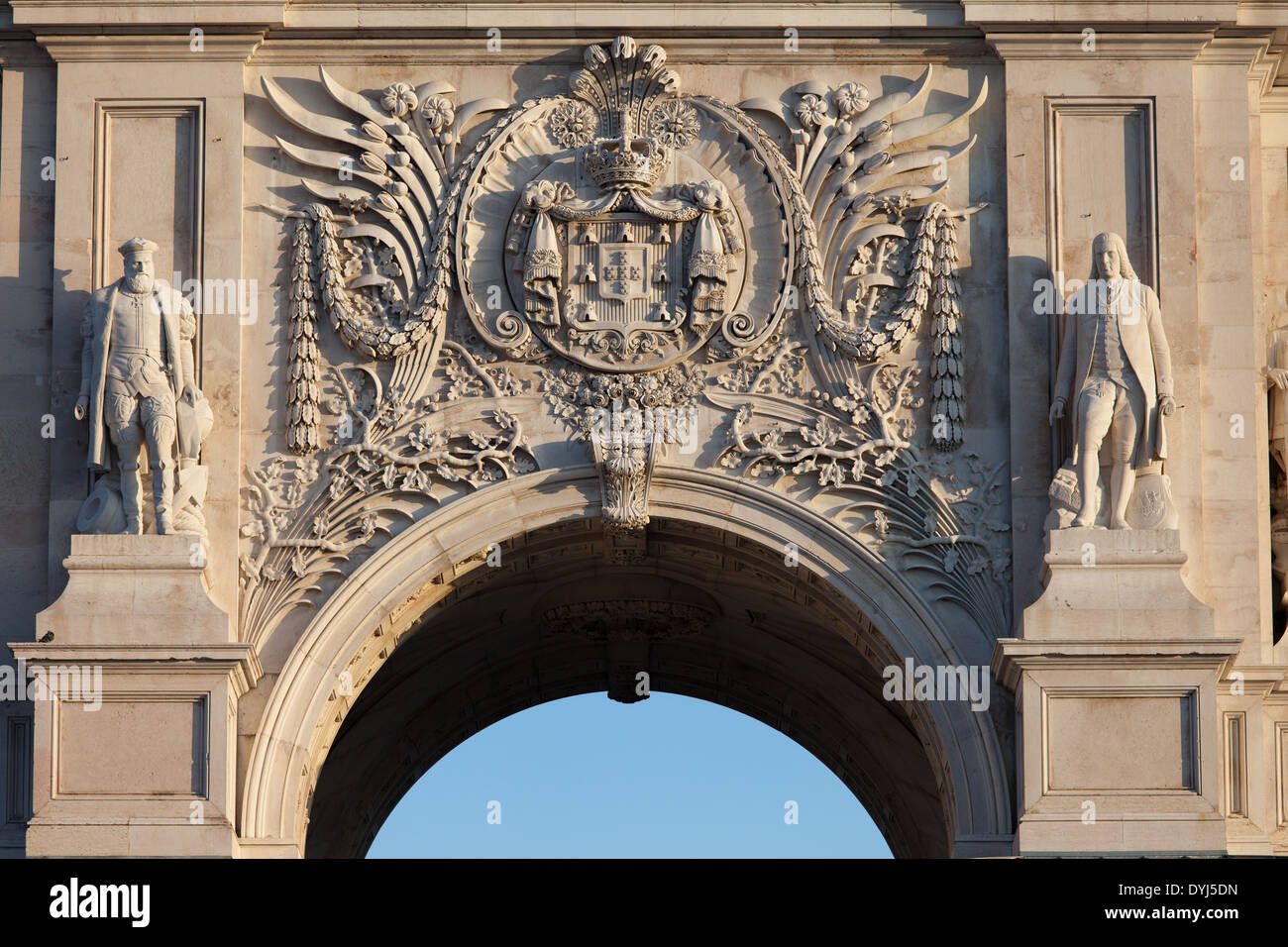 Wappen von Portugal auf Rua Augusta Bogen in Lissabon, Portugal. Stockfoto