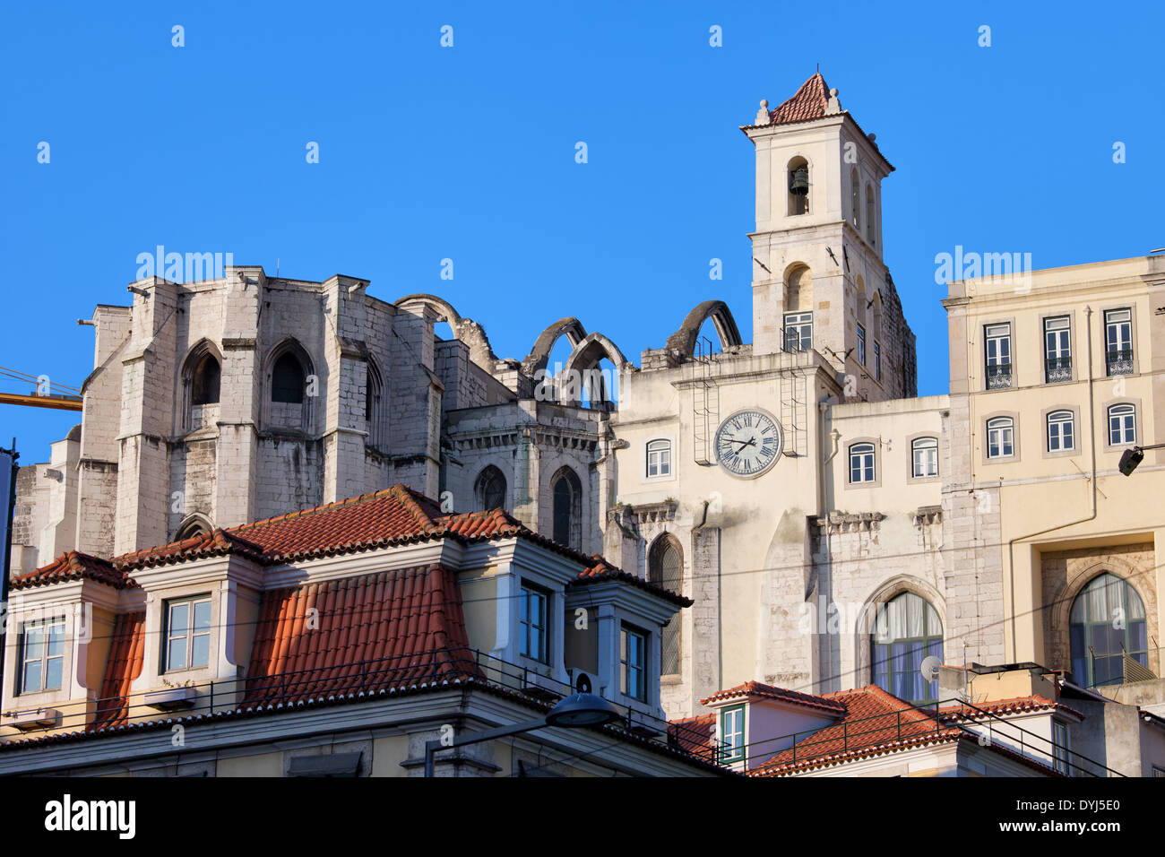 Ruinen des 14. Jahrhunderts Igreja do Carmo, gesehen von der Baixa in Lissabon, Portugal, durch das Erdbeben im Jahre 1755 zerstört. Stockfoto