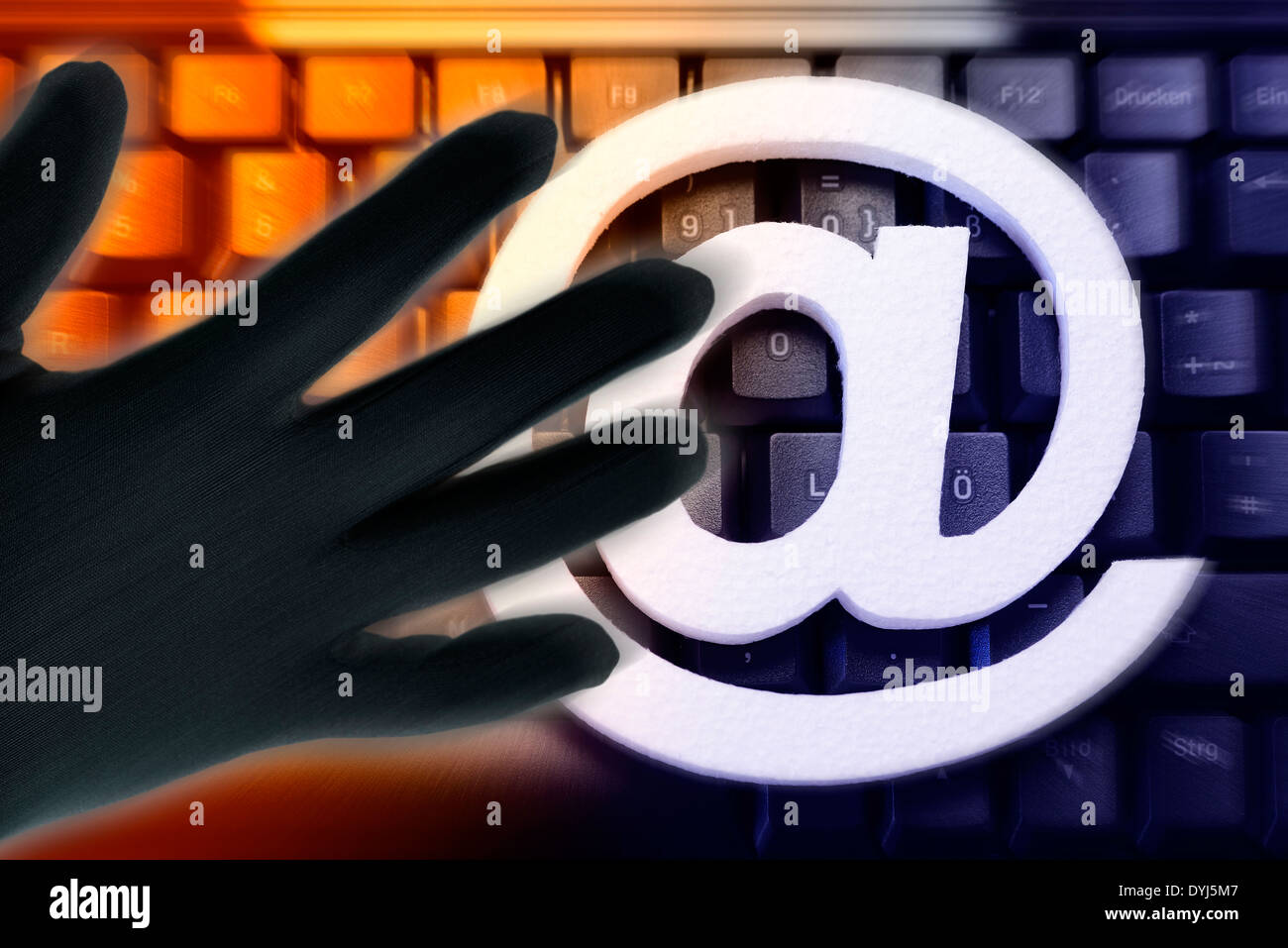 Bei Zeichen Auf Einer Tastatur Und Schwarze Hand, Datenklau Stockfoto