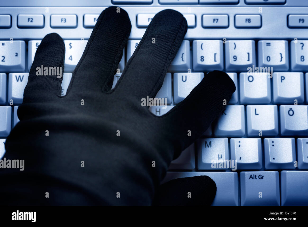 Schwarze Hand Auf Computertastatur, Datenklau Stockfoto