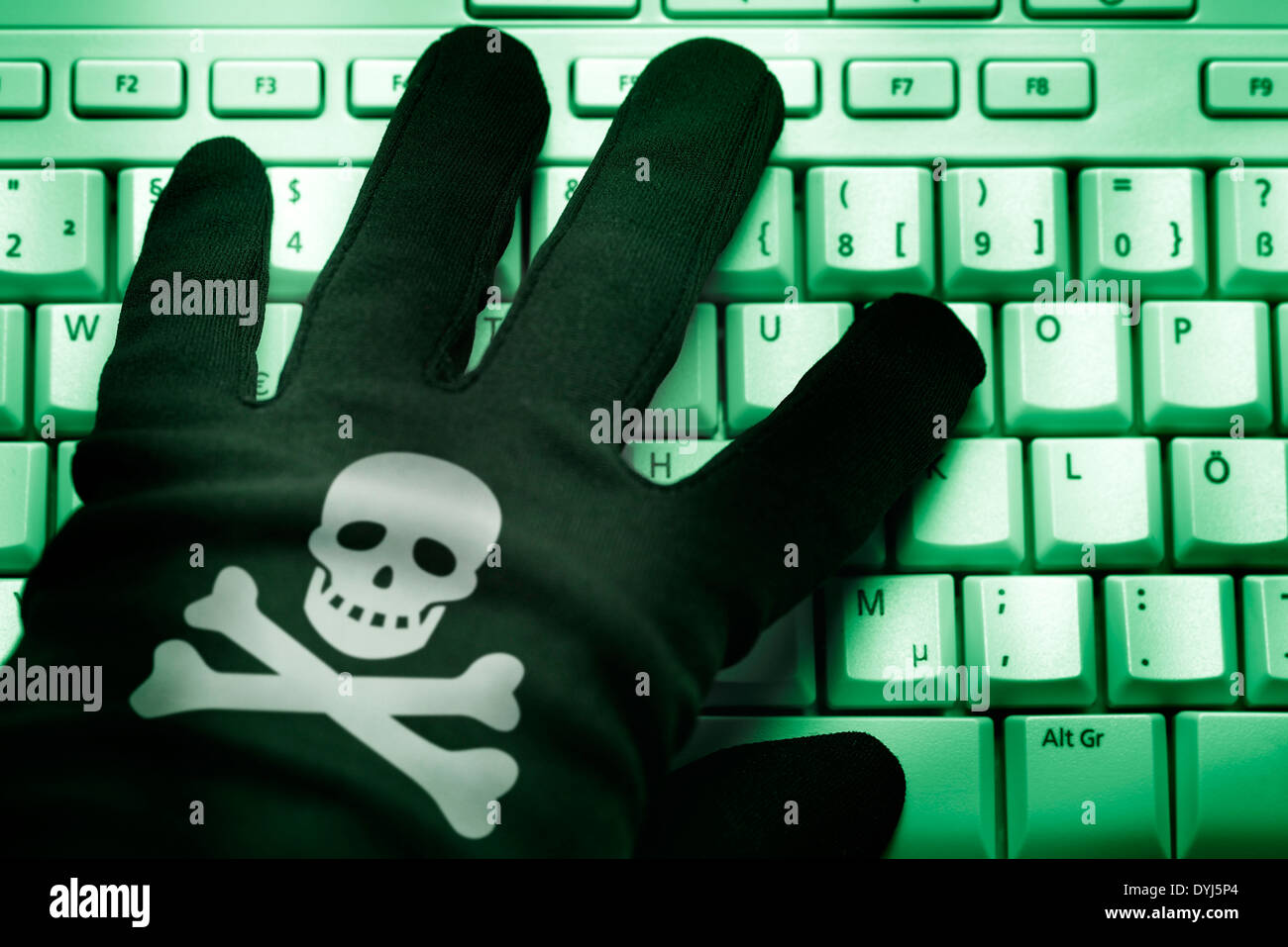 Schwarze Hand Mit Totenkopf Auf Computertastatur, Cyberkriminalität Stockfoto