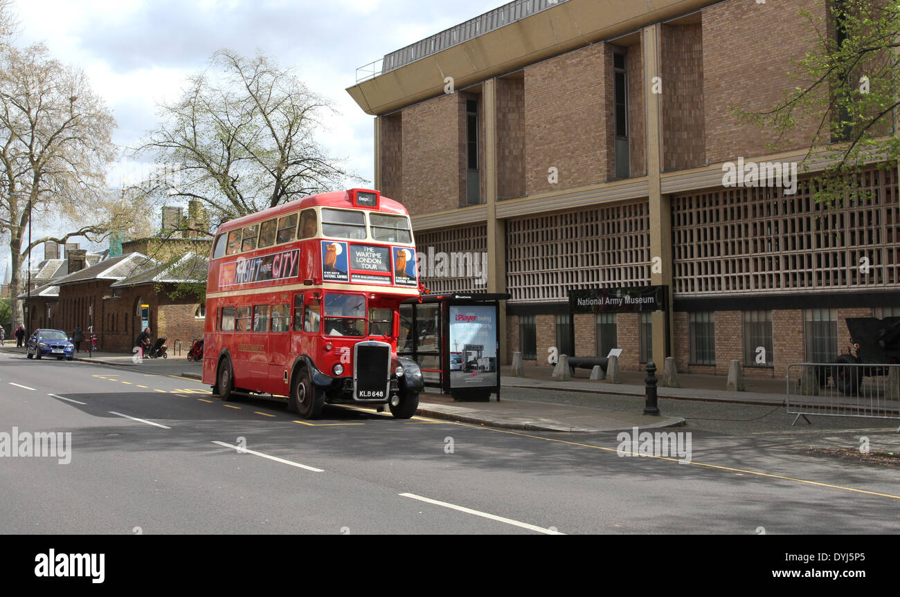 Während des Krieges London Tourbus außerhalb National Army Museum London UK April 2014 Stockfoto