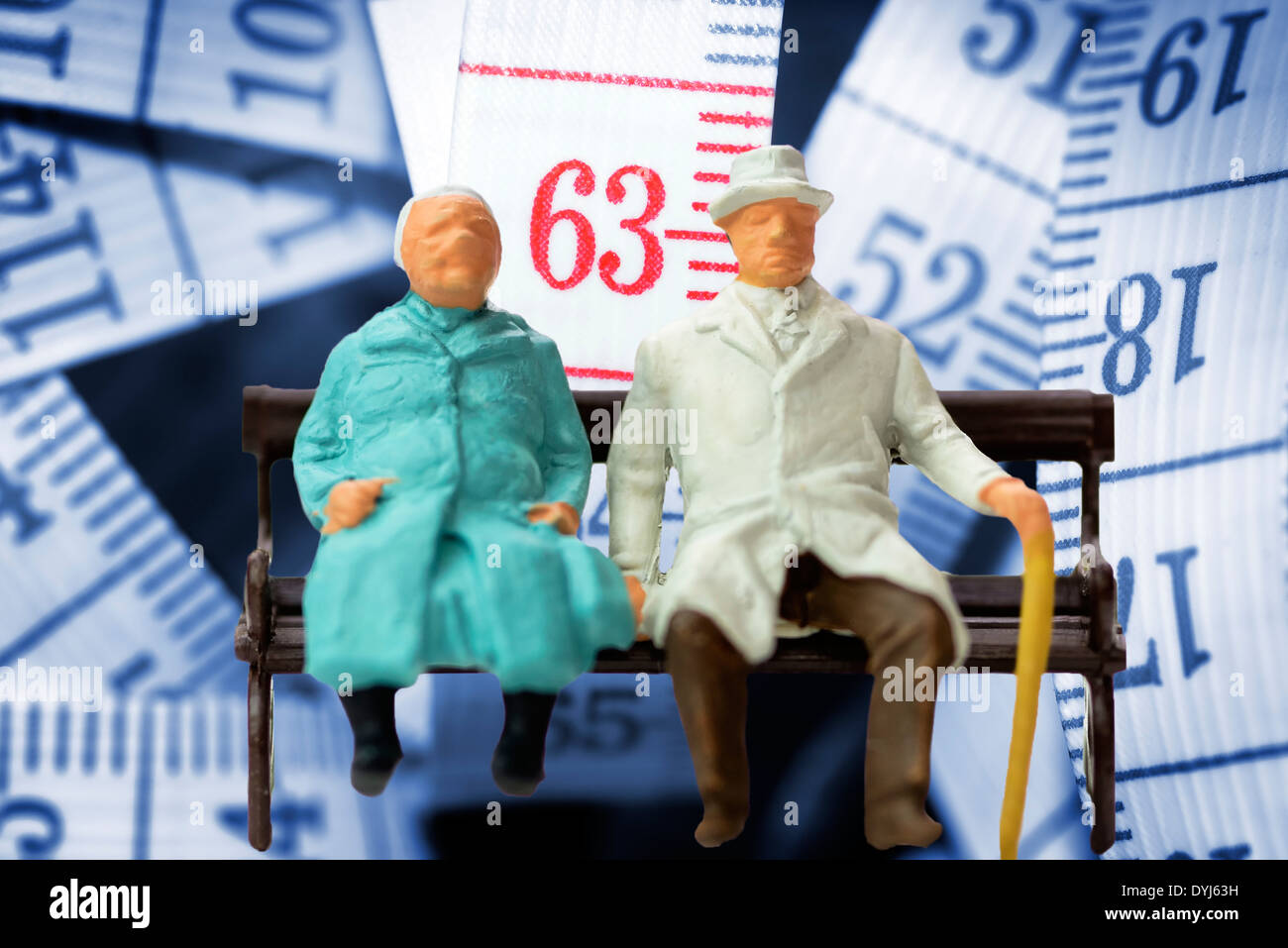 Seniorenpaar Und Maßband Mit der Zahl 63, Symbolfoto Rente Mit 63 Stockfoto