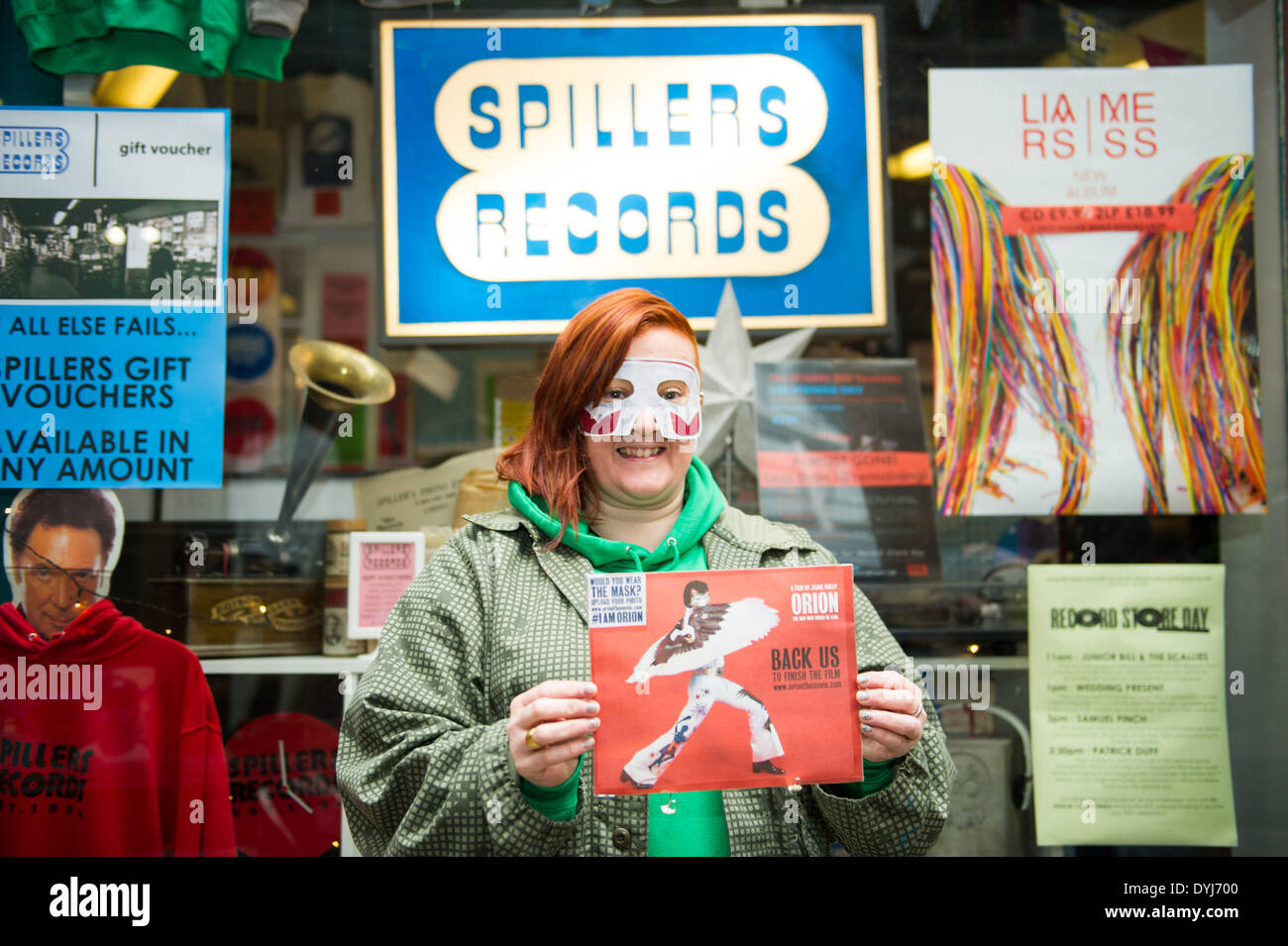 Cardiff, Wales, UK. 19. April 2014. Record Store Day sieht unabhängigen Plattenläden Limited Edition exklusive Platten veröffentlichen. Fans in Cardiff waren Warteschlangen außerhalb Spillers Aufzeichnungen - den ältesten Plattenladen der Welt - von 01:00, ihre Einkäufe zu bekommen. Bildnachweis: Polly Thomas / Alamy Live News Stockfoto