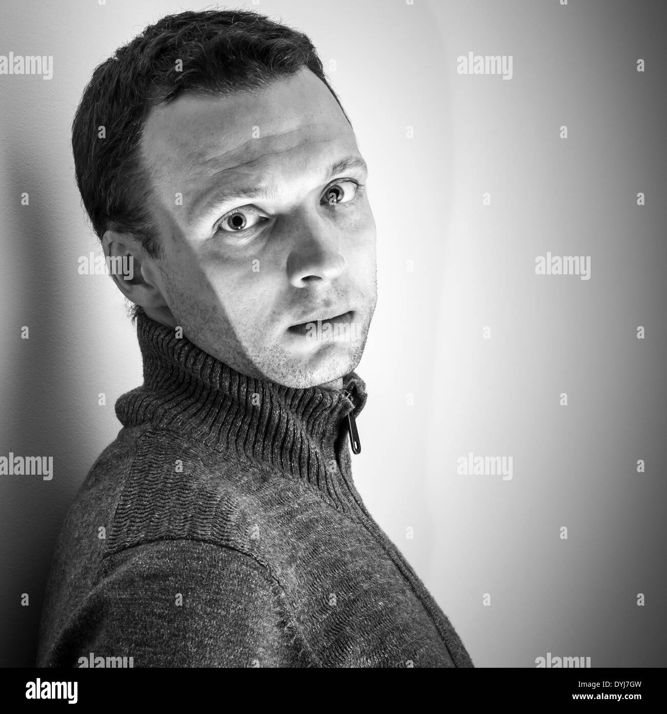 Monochrome Portrait der schönen jungen kaukasischen Mann Stockfoto