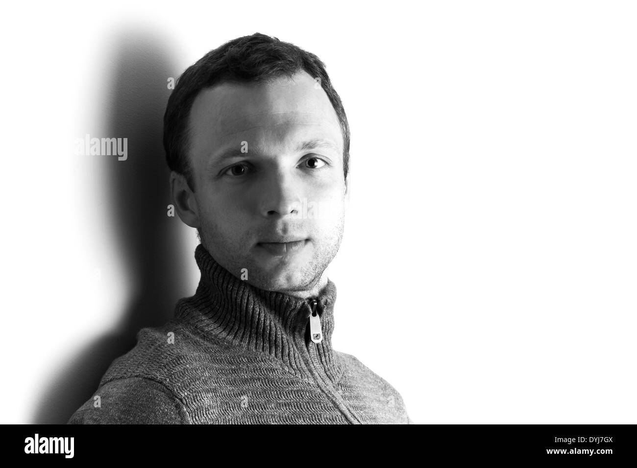 Monochrome Portrait der schönen jungen kaukasischen Mann auf weißem Hintergrund Stockfoto