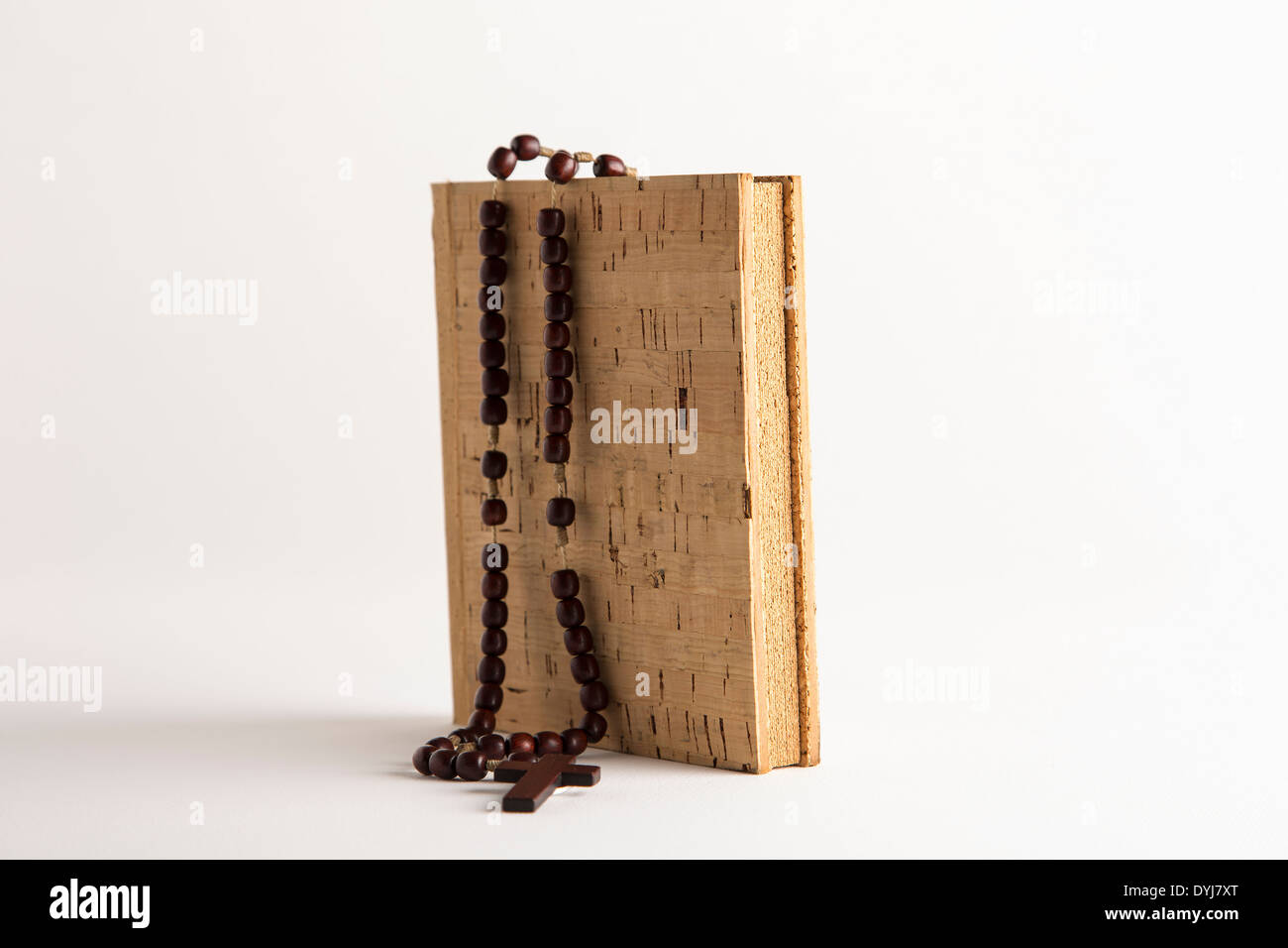 Rosenkranz Perlen Halskette auf leere Kork Buch Stockfoto