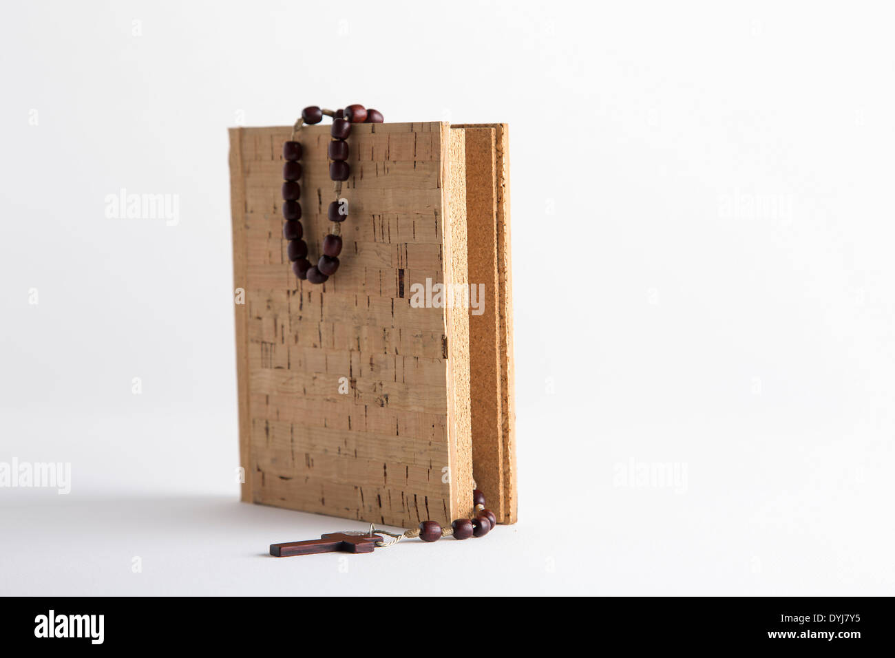Rosenkranz Perlen Halskette auf leere Kork Buch Stockfoto
