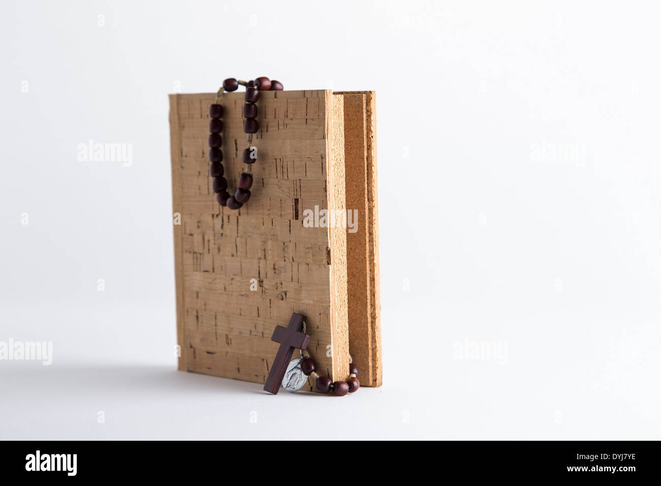 Rosenkranz Perlen Halskette auf leere Kork Buch Stockfoto
