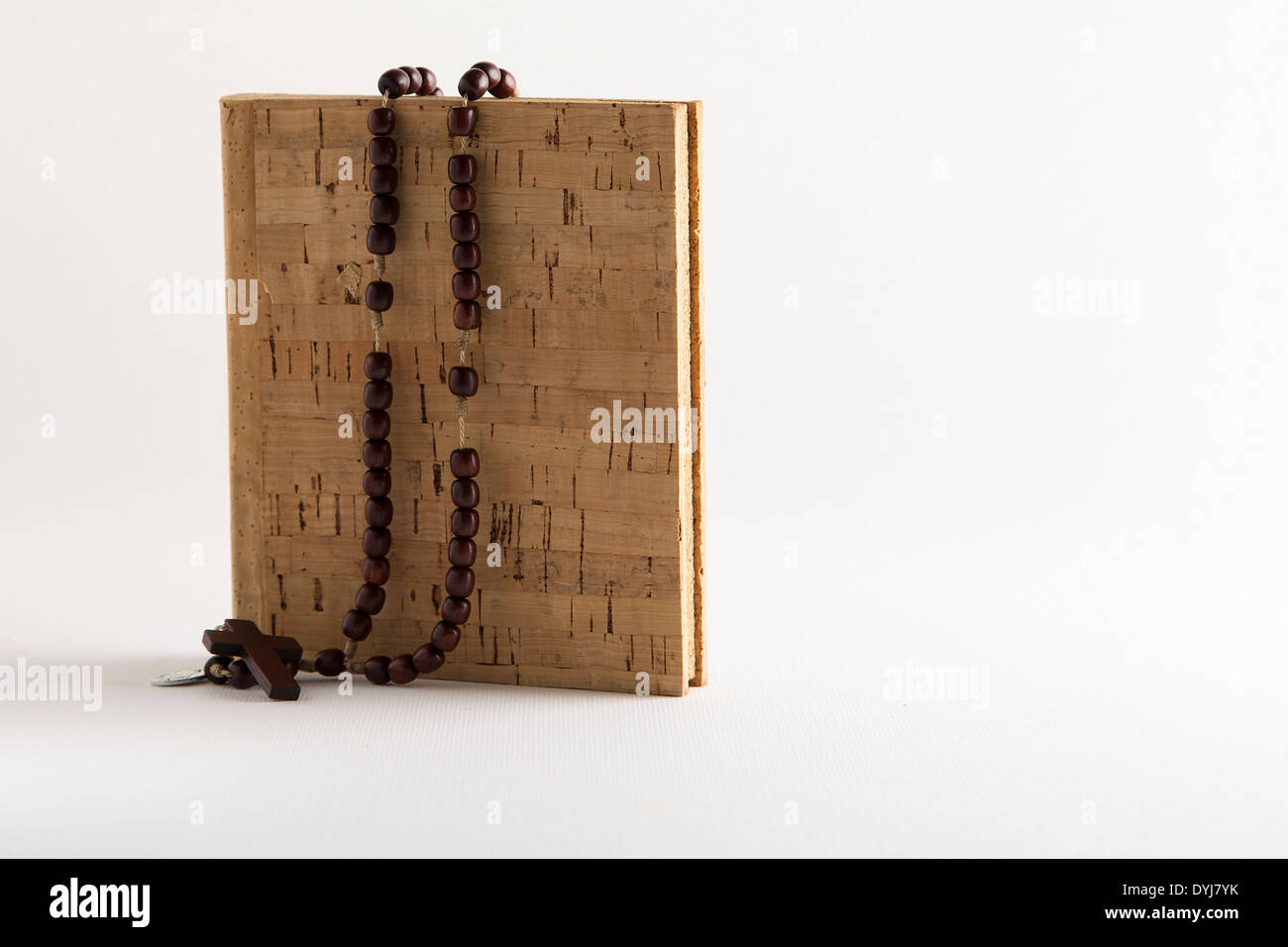 Rosenkranz Perlen Halskette auf leere Kork Buch Stockfoto