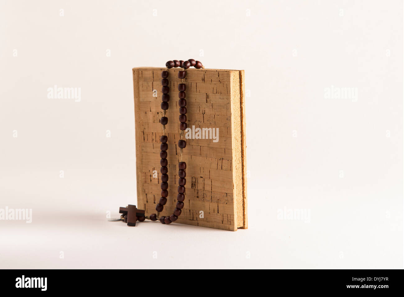 Rosenkranz Perlen Halskette auf leere Kork Buch Stockfoto