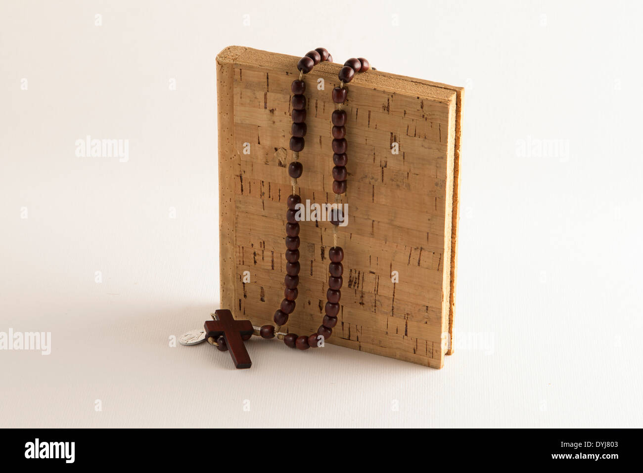 Heiligen Rosenkranz Perlen Halskette auf Kork-Buch Stockfoto