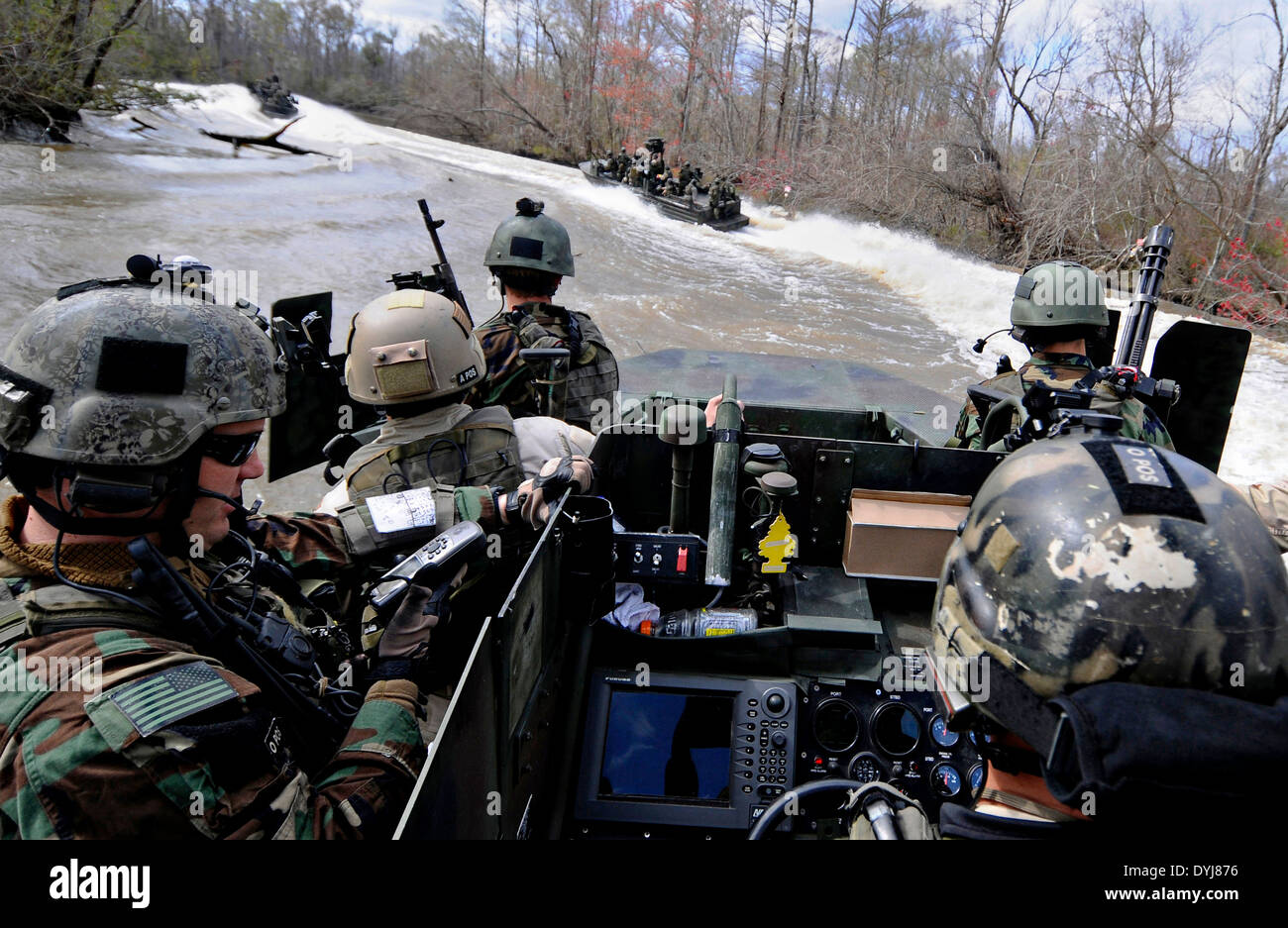 U.S. Navy SEAL Special Warfare Combatant-Craft Besatzungsmitglieder, Special Boat Team 22 zugewiesen führen Leben Brandschutzübungen im Fließgewässer Trainingsbereich entlang der Pearl River 4. März 2009 an der John C. Stennis Space Center, Mississippi. Stockfoto