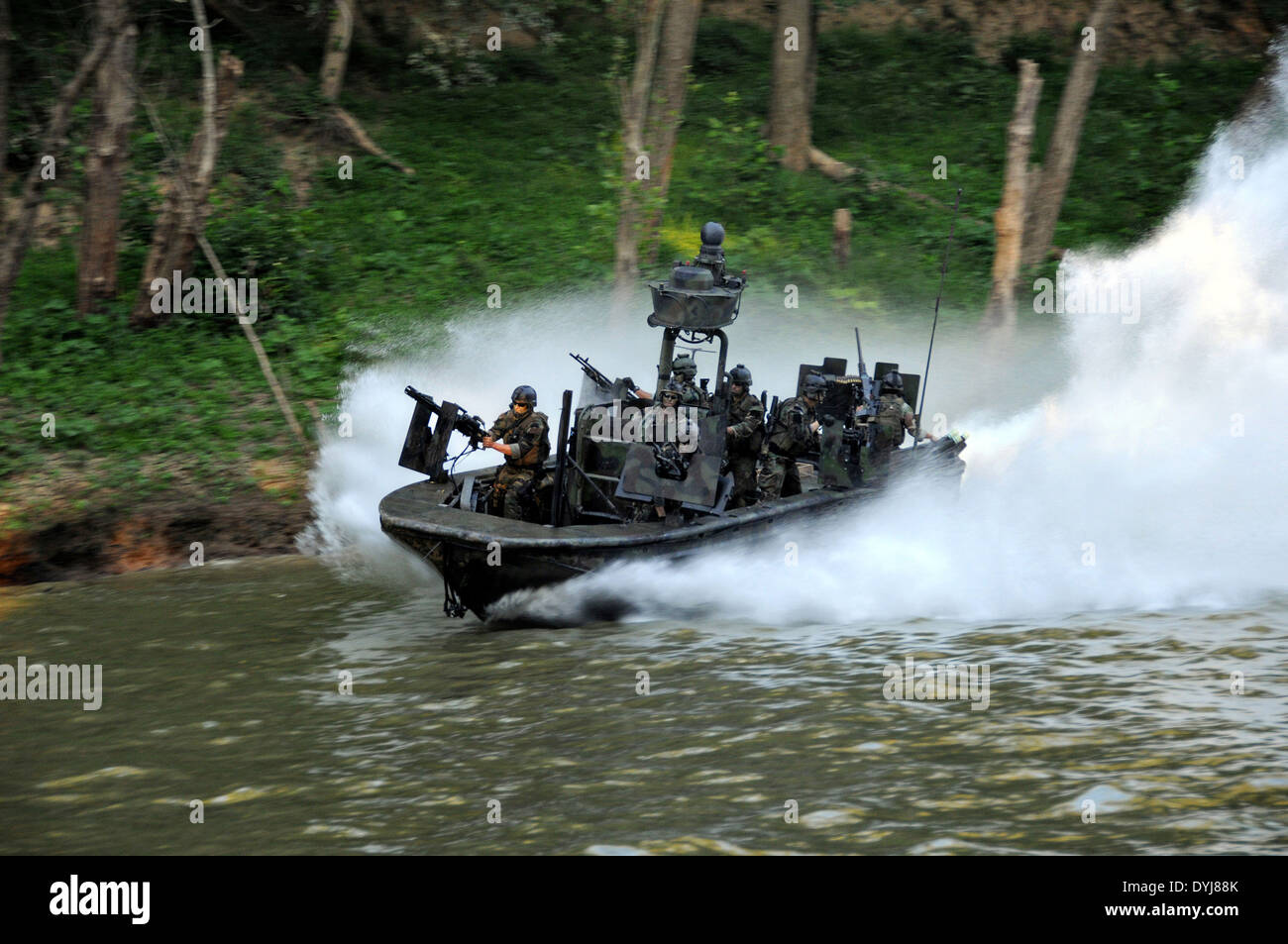 U.S. Navy SEAL Special Warfare Combatant Handwerk zugeordnet Special Boat Team 22 Besatzungsmitglieder führen Leben Brandschutzübungen nächster riverine Training 11. August 2008 in Fort Knox, Kentucky. Stockfoto