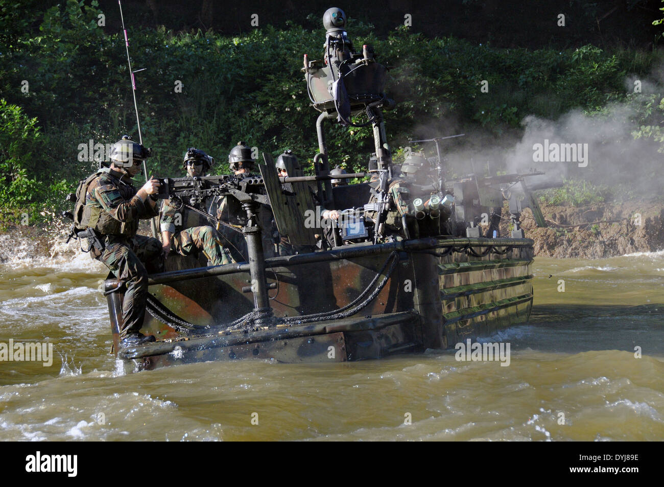 U.S. Navy SEAL Special Warfare Combatant Handwerk zugeordnet Special Boat Team 22 Besatzungsmitglieder führen Leben Brandschutzübungen nächster riverine Training 11. August 2008 in Fort Knox, Kentucky. Stockfoto