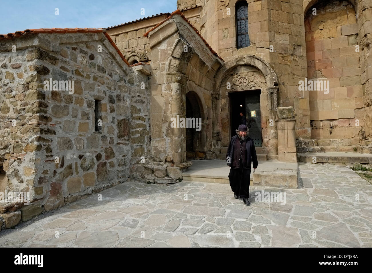 Ein orthodoxer Priester im 6. Jahrhundert georgisch-orthodoxen Dschuari Kloster auf dem felsigen Bergspitze am Zusammenfluss der Flüsse und Mtkvari Aragvi gelegen, mit Blick auf die Stadt Mtskheta in der Republik Georgien Stockfoto