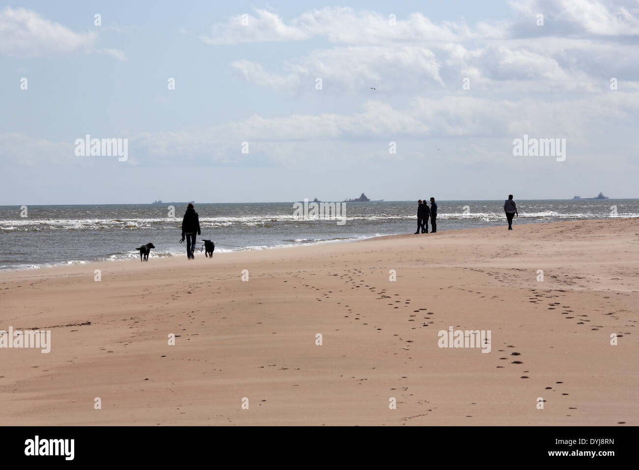 Menschen zu Fuß auf der atemberaubenden Sandstrand an der Dorf von Newburgh, Aberdeenshire, Schottland, UK Stockfoto