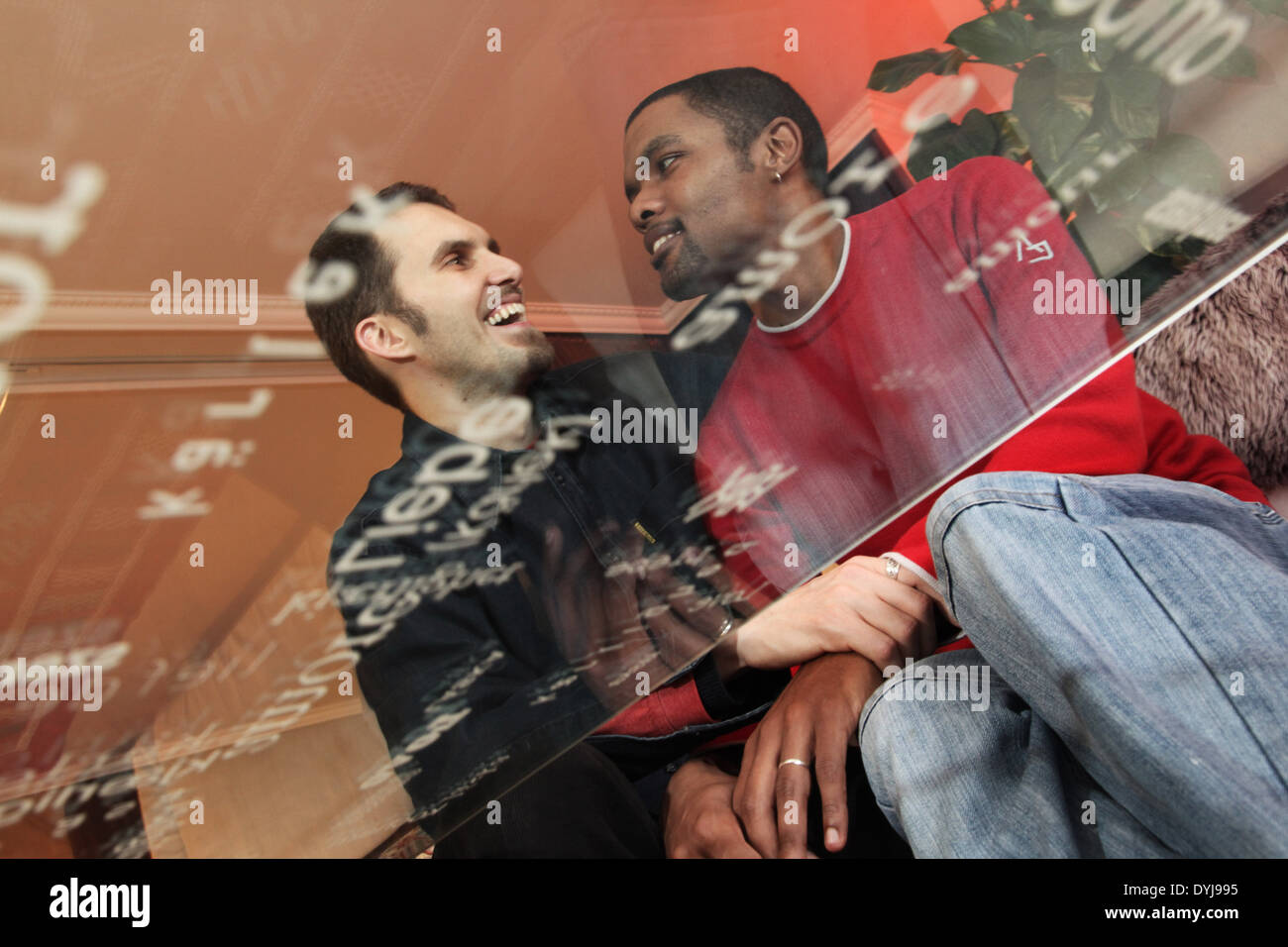 Franzose Ludovic Zahed und Qiyaammudeeen Jantjies-Zahed Leben als Muslima Gay paar verheiratet. Vororte von Paris, Frankreich Stockfoto