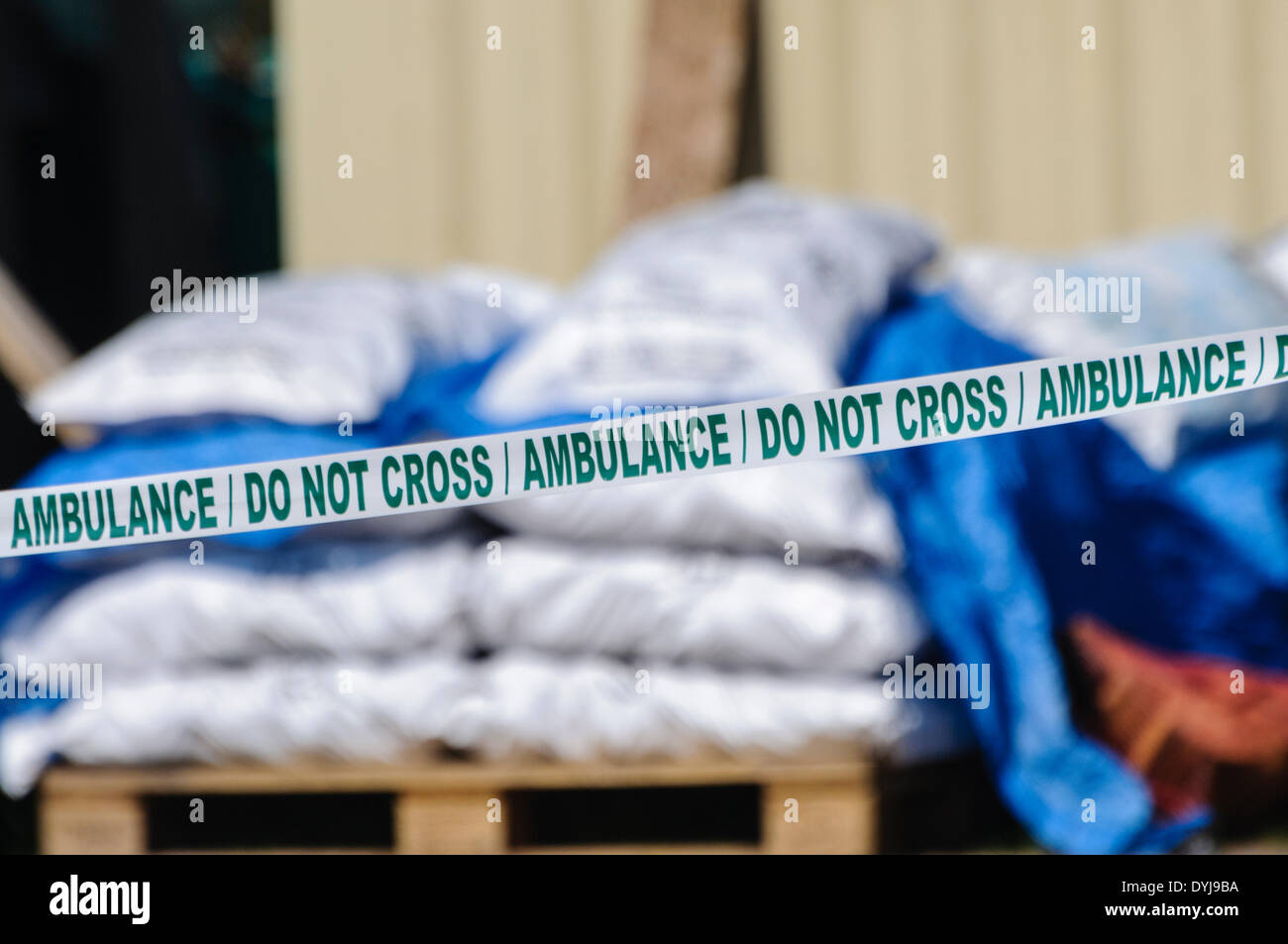 Krankenwagen-Band sagen "Nicht Cross" dichtet Tatort eines Mordes Stockfoto