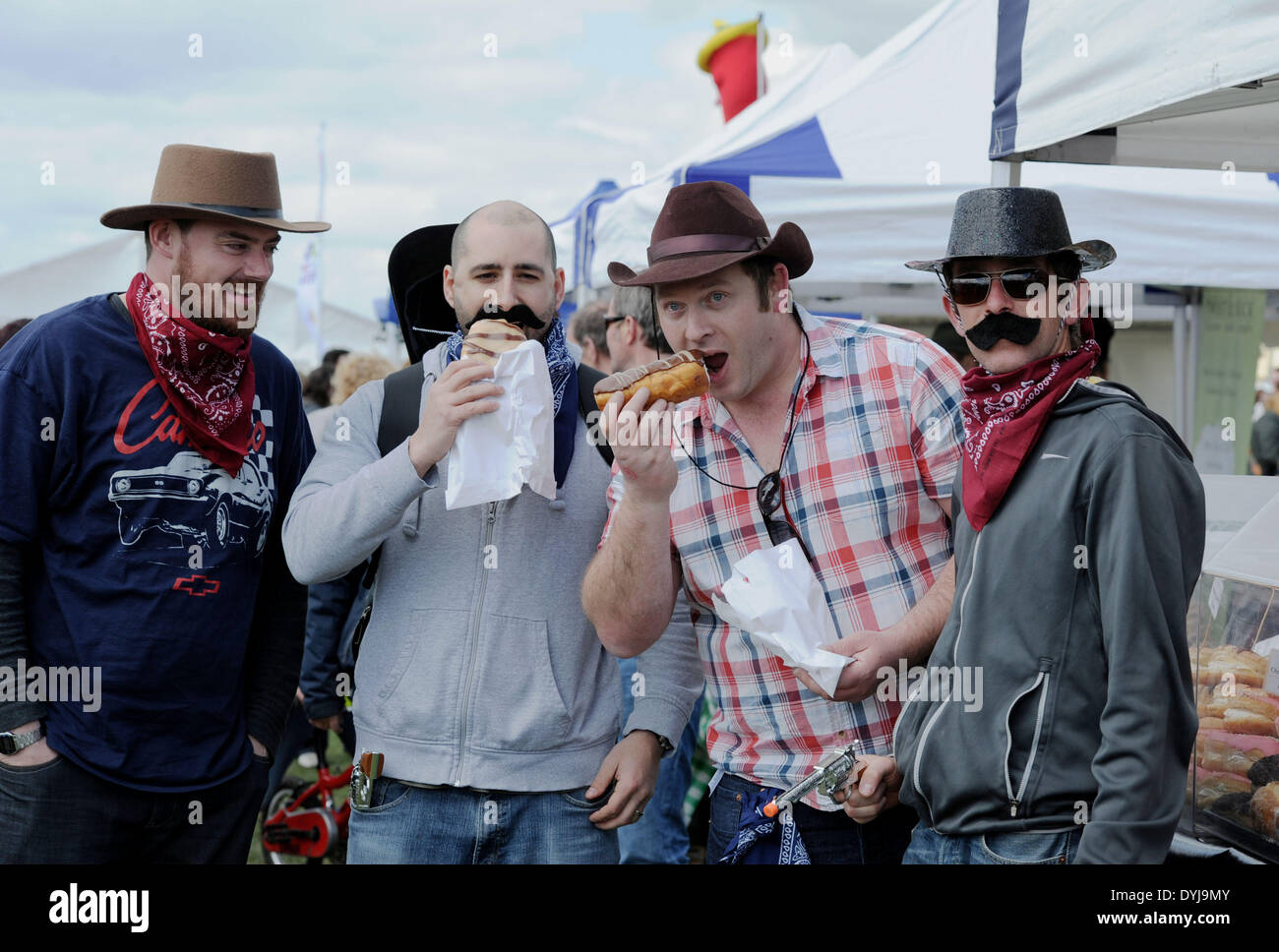 Ein Hirsch party in Brighton und Hove Essen und trinken Festival statt auf dem Meer Rasen dieses Ostern Bank Holiday Wochenende Stockfoto