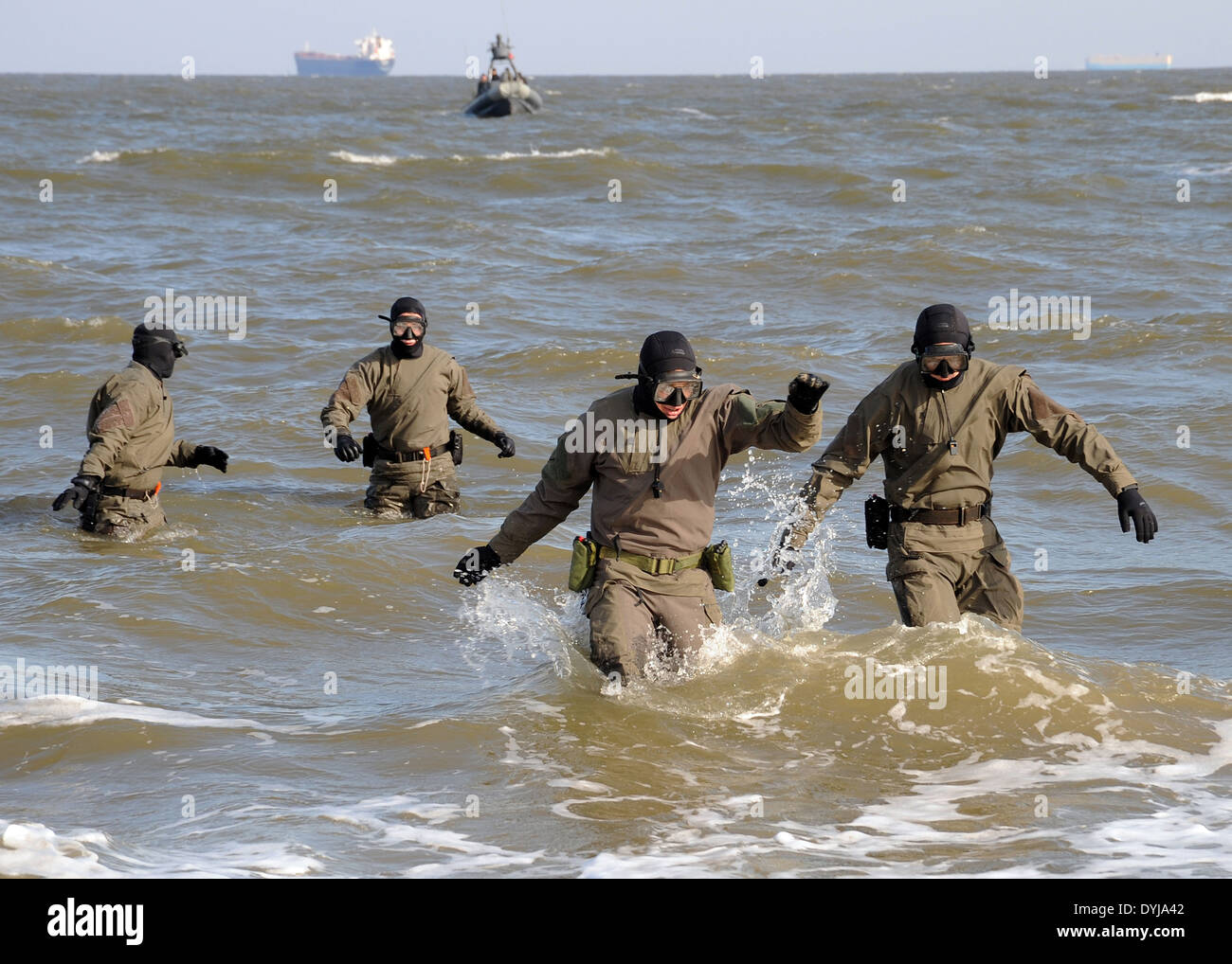U.S. Navy SEAL Special Warfare Combatant-Craft Besatzungsmitglieder führen einen offenen Ozean schwimmen bei Temperaturen nahe dem Gefrierpunkt 4. Februar 2010 in Virginia Beach, Virginia. Stockfoto