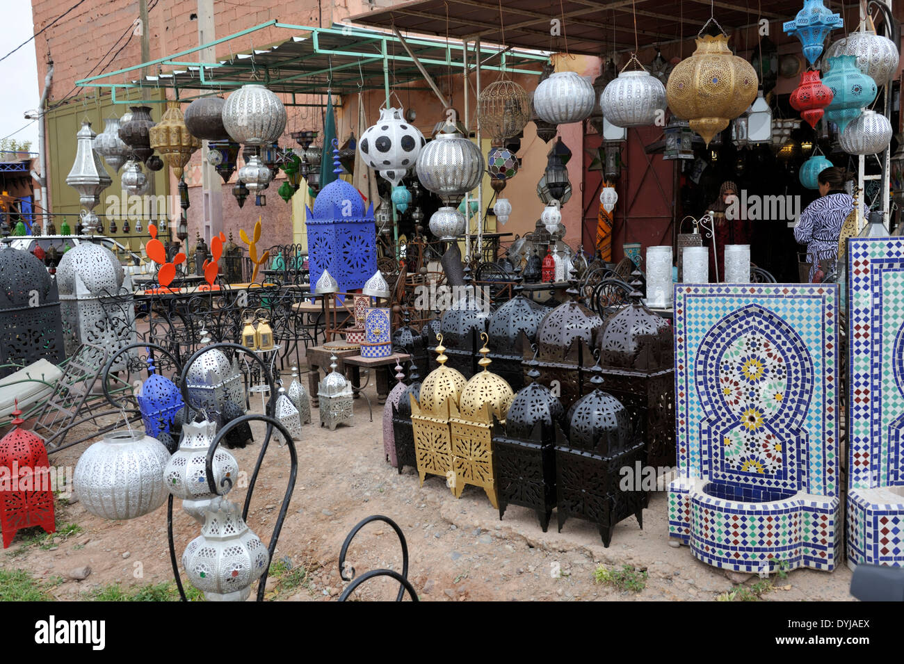 Metallarbeiten-Lampen auf dem Display in Shop Stadtrand von Marrakesch, Marokko, Stockfoto