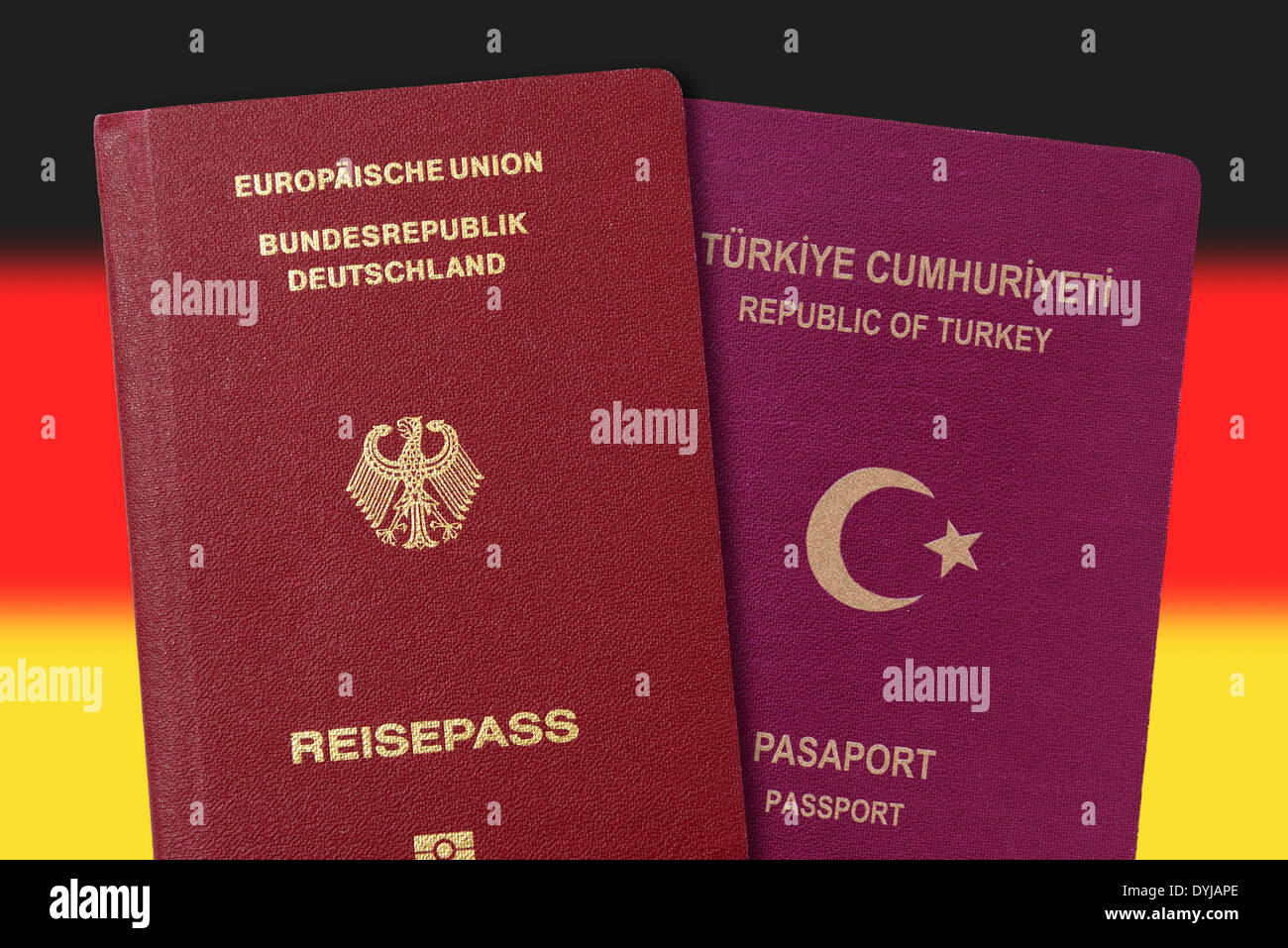 Deutschen und türkischen Reisepass im vorderen Deutschland Flagge, doppelte Staatsbürgerschaft Stockfoto
