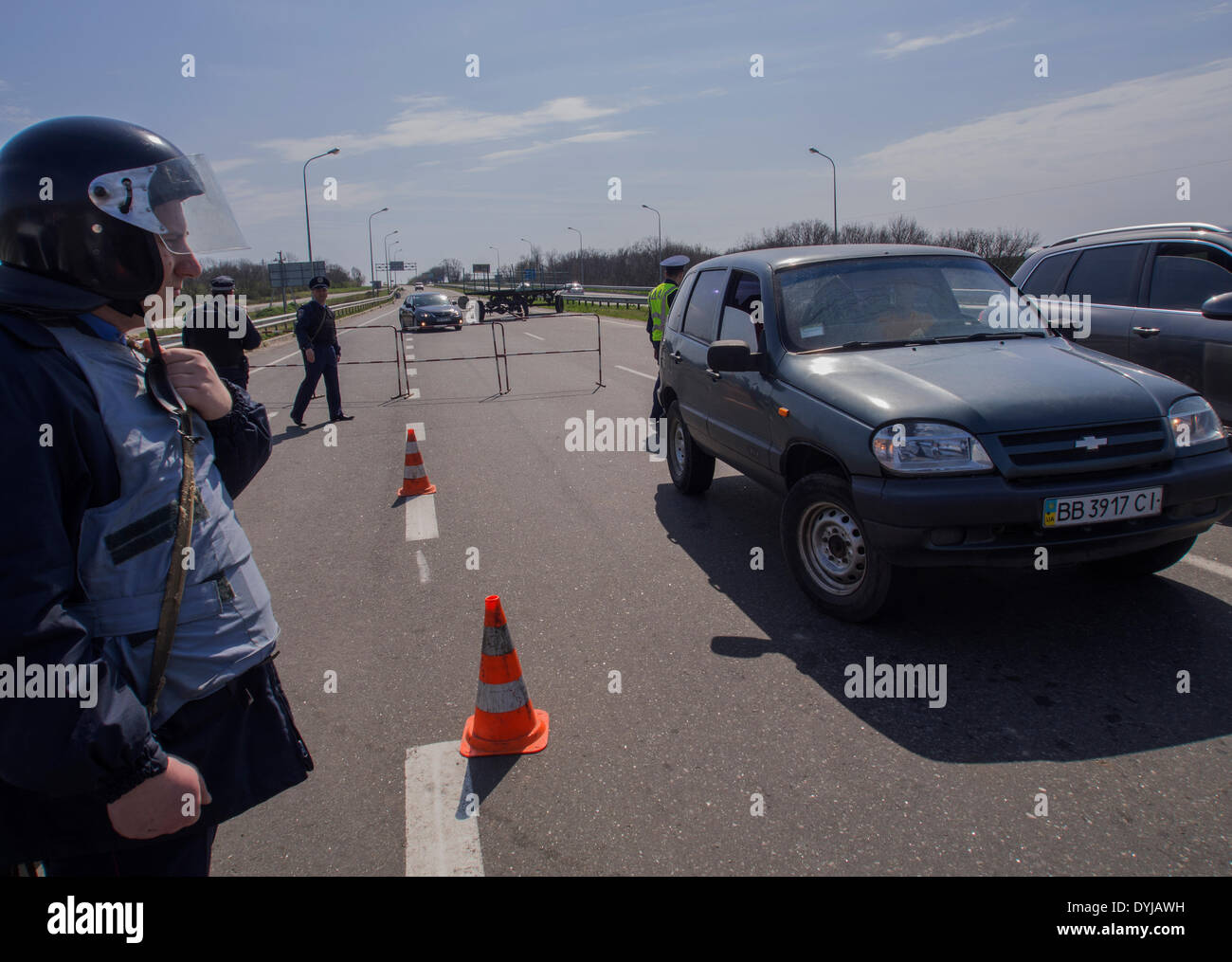 Lugansk, Ukraine. 19. April 2014. Polliceman auf Verordnung Verkehrsknotenpunkt---In Lugansk angespannt. Stadt umgeben Verkehrsregelung Punkt. Polizei, bewaffnete Kalaschnikow überprüfen Sie sorgfältig jeden PKW und LKW. Fahrer und Beifahrer werden zu diesem Verständnis behandelt. Bildnachweis: Igor Golovnov/Alamy Live-Nachrichten Stockfoto