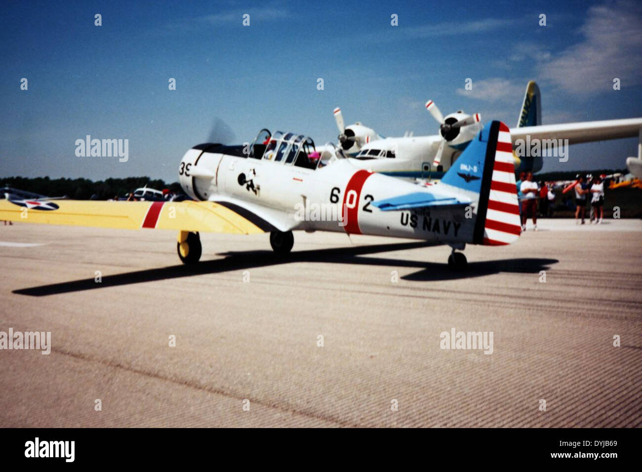 Die North American SNJ-5 war ein Trägerflugzeug der US Navy. Es war eine Variante der T-6 Texan, die zur Ausbildung von Piloten für den Einsatz auf Trägerflugzeugen während des Zweiten Weltkriegs und des Koreakrieges verwendet wurde. Stockfoto