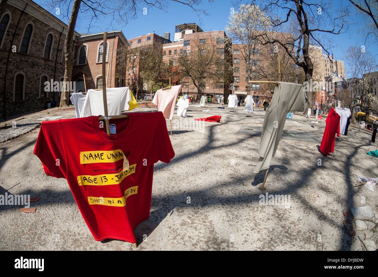 T-Shirts mit den Namen der Toten durch Waffengewalt sind im Osten Hof des bischöflichen St. Markusplatz in-the-Bowery gepflanzt. Stockfoto