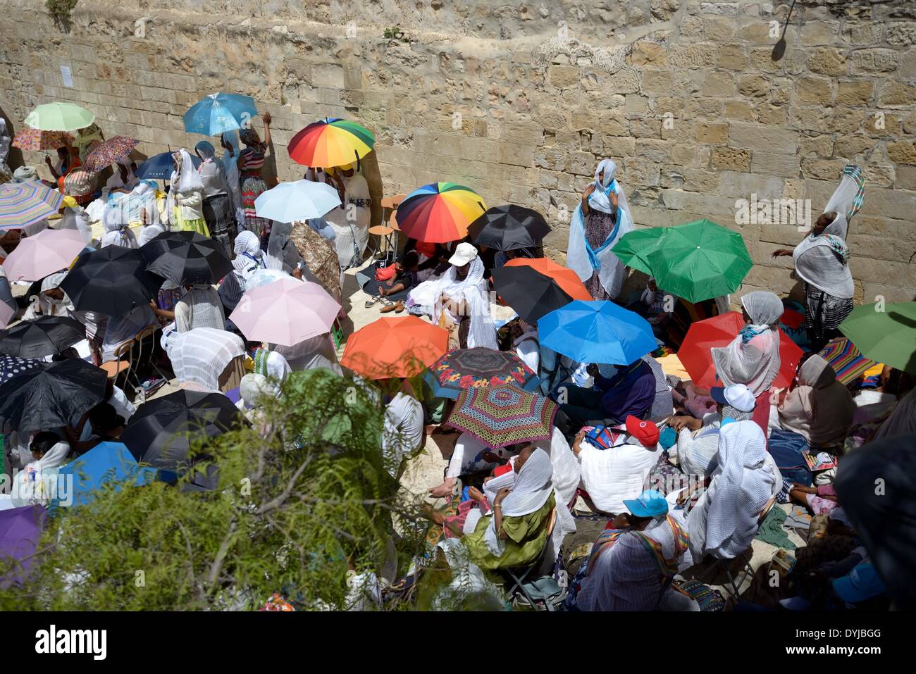 Jerusalem, Israel. 18. April 2014. JERUSALEM, ISRAEL - APRIL 18: Äthiopischen christlichen Pilger außerhalb der Kirche des Heiligen Grabes auf 18. April 2014 in der Jerusalemer Altstadt, Israel. Tausende von christlichen Pilgern aus der ganzen Welt strömten in die Stadt Jerusalem anlässlich Karfreitag und beten entlang der traditionellen Route Jesus Christus nahm nach seiner Kreuzigung vor seiner Auferstehung am Geschäftsgebäuden. Foto von Gili Yaari. Gili Yaari/NurPhoto/ZUMAPRESS.com/Alamy © Live-Nachrichten Stockfoto