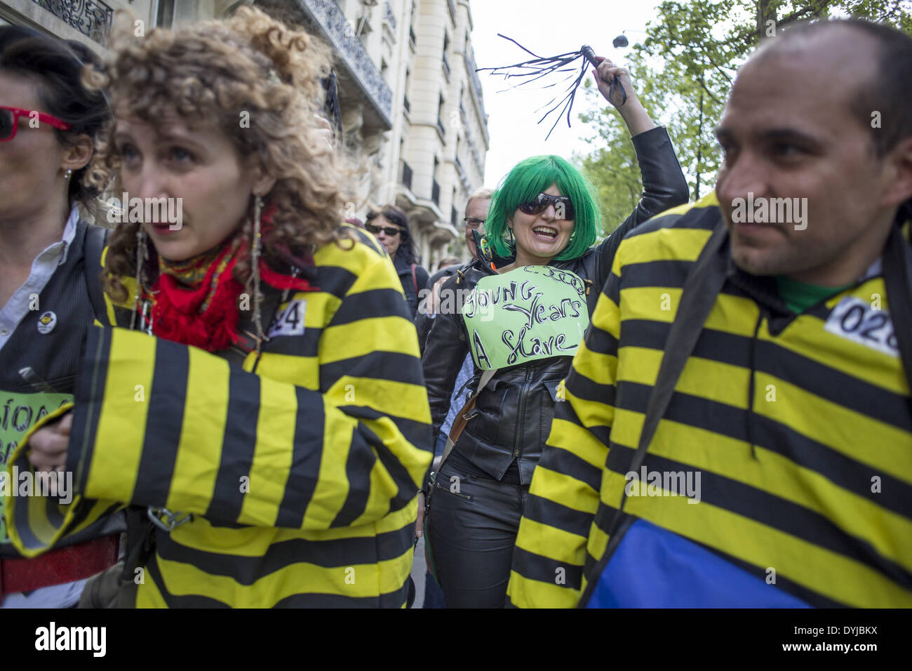 Paris, Frankreich. 18. April 2014. Menschen kamen nach einer Aktion heute vor die MEDEF, ironisieren über die Idee, eine Smic für die Jugend zu schaffen machen. (Foto von Michael Bunel/NurPhoto) © Michael Bunel/NurPhoto/ZUMAPRESS.com/Alamy Live-Nachrichten Stockfoto