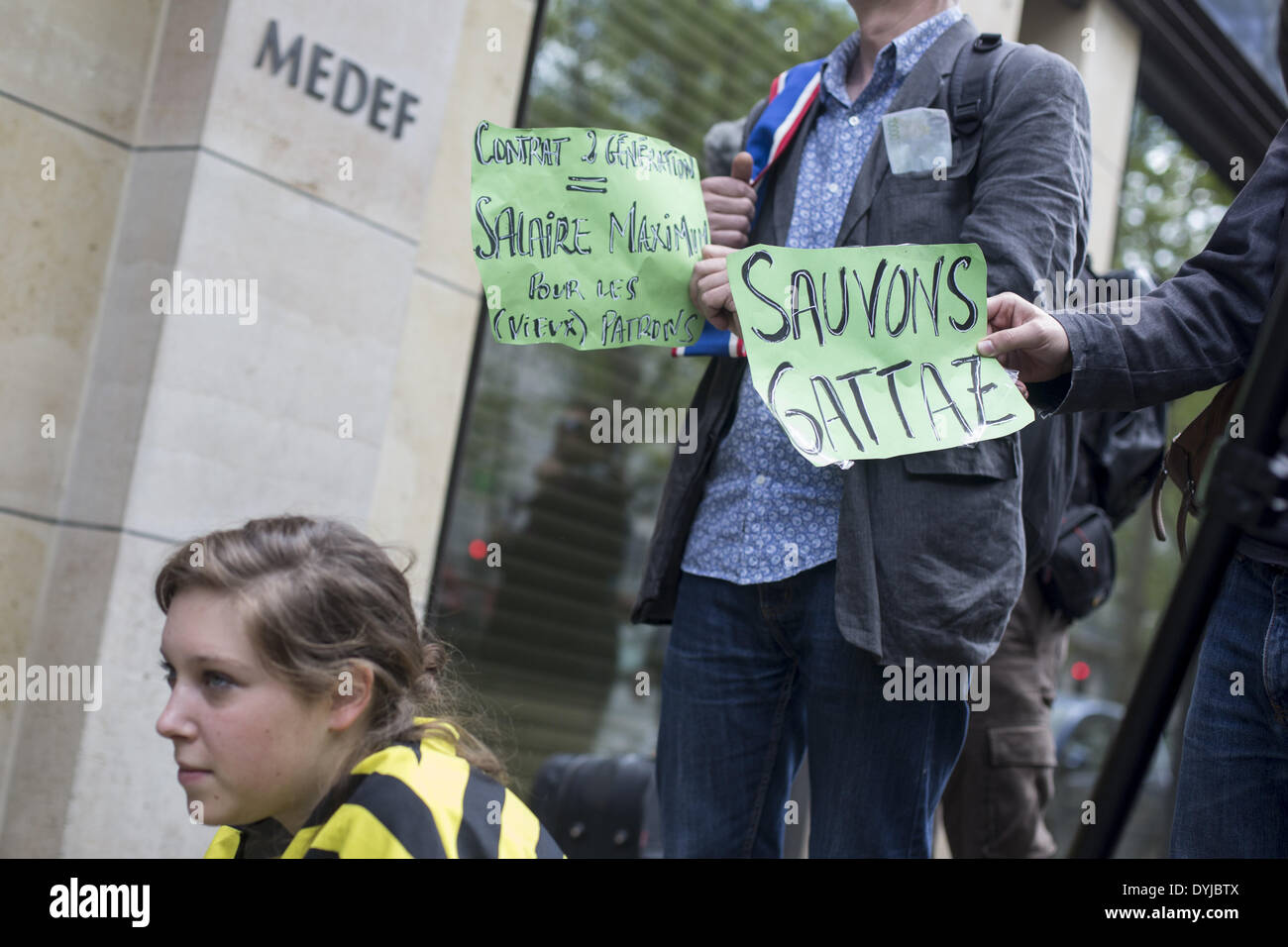 Paris, Frankreich. 18. April 2014. Menschen kamen nach einer Aktion heute vor die MEDEF, ironisieren über die Idee, eine Smic für die Jugend zu schaffen machen. (Foto von Michael Bunel/NurPhoto) © Michael Bunel/NurPhoto/ZUMAPRESS.com/Alamy Live-Nachrichten Stockfoto