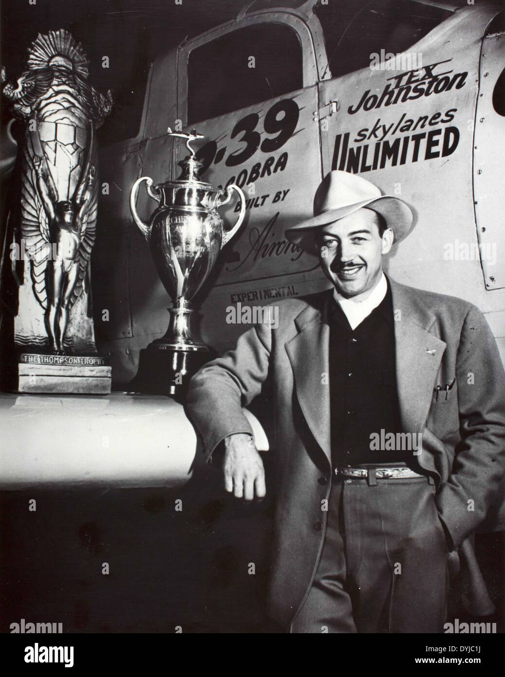 Tex Johnson erreichte 1946 beim Thompson Trophy Race eine bahnbrechende Geschwindigkeit von 373,908 KM/H. Sein Sieg war ein bedeutender Meilenstein in der Luftfahrt und zeigte die Fähigkeiten von Nachkriegsflugzeugen im Hochgeschwindigkeitsflug. Stockfoto