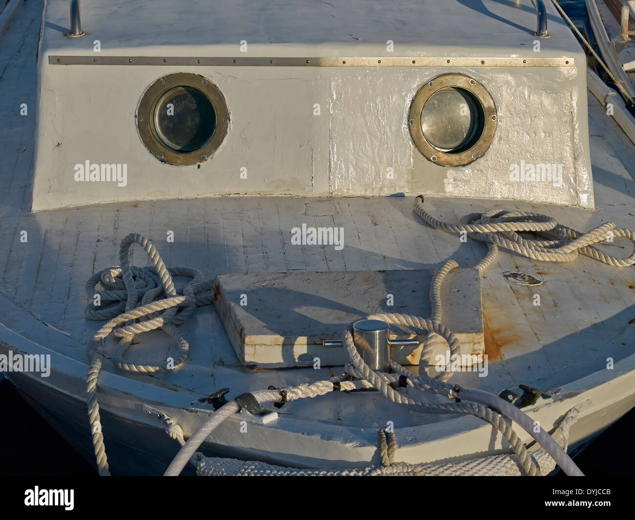 Bogen von einem alten Fischerboot mit Rundfenstern Stockfoto