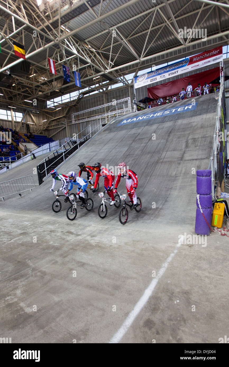 Manchester, UK. 18. April 2014. Elite Herren Qualifikation führen 2 Wärme 16 UCI BMX Supercross World Credit: Simon Balson/Alamy Live-Nachrichten Stockfoto