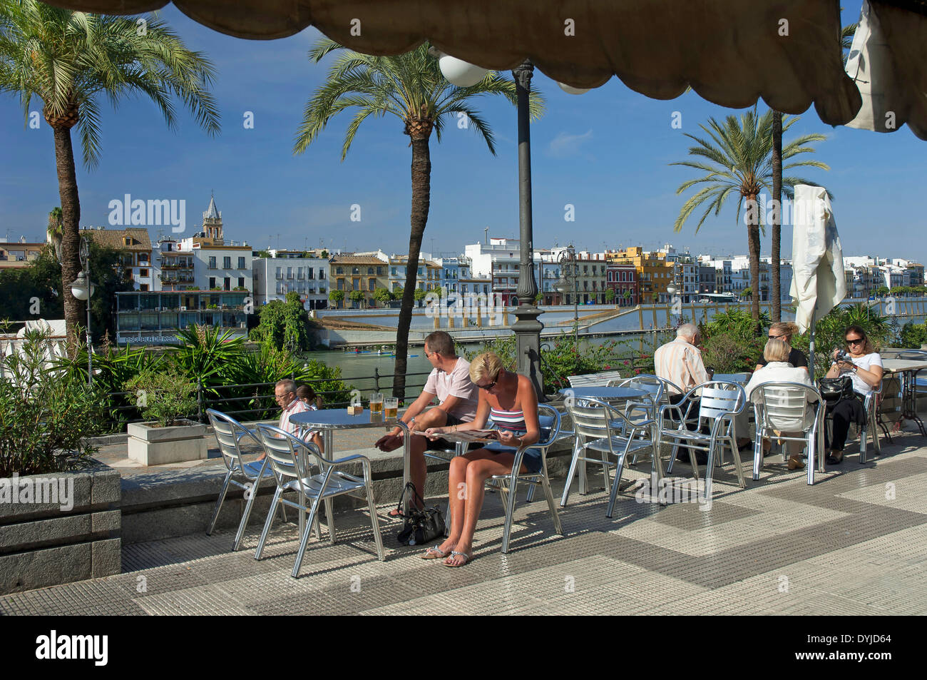 Bar auf der Terrasse neben dem Fluss Guadalquivir, Sevilla, Region von Andalusien, Spanien, Europa Stockfoto
