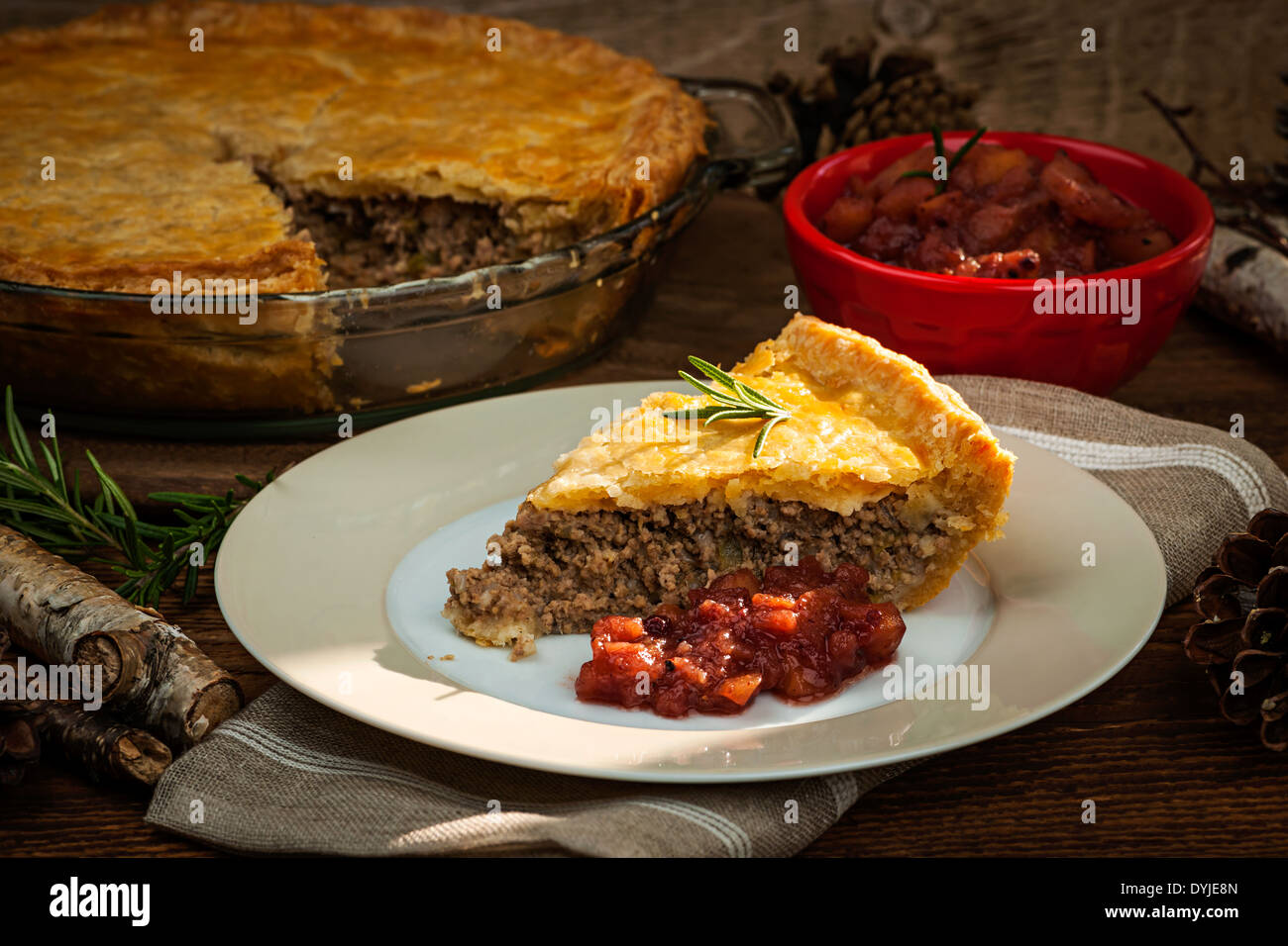 Scheibe des traditionellen Schweinefleisch Fleischpastete Tourtiere mit Apfel und Cranberry Chutney aus Quebec, Kanada. Stockfoto