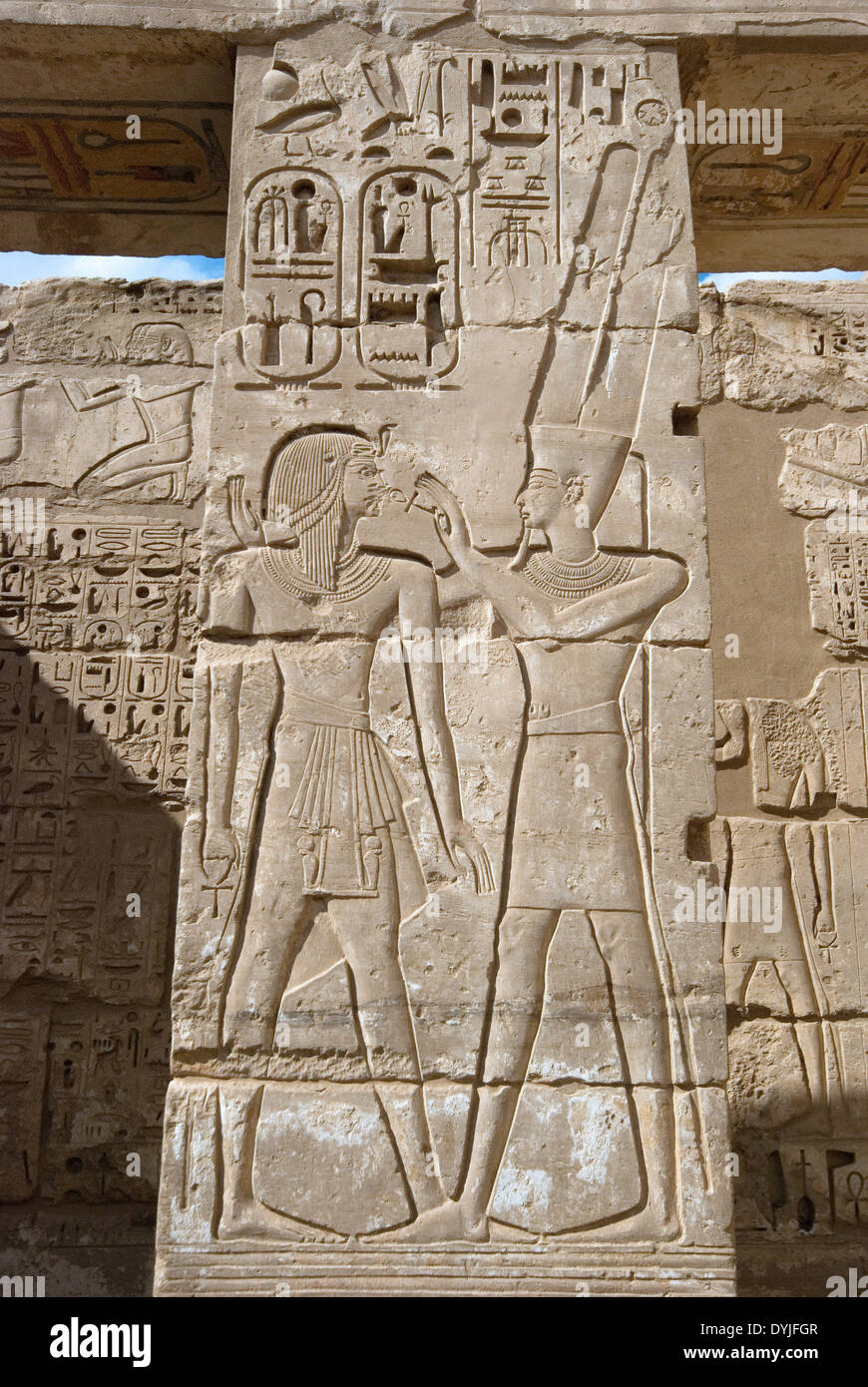 Medinet Habu Tempel von Ramses III: Schnitzereien in einer Spalte Stockfoto