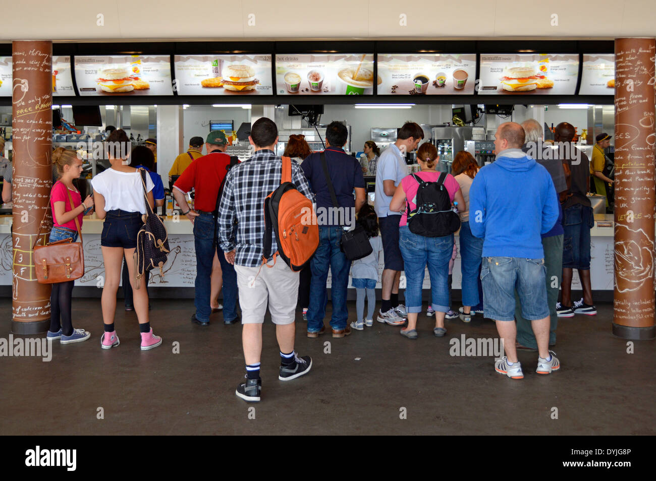 Rückansicht des McDonalds Fast-Food-Restaurants. Die Gäste warten am Schalter, um in London 2012 Olympic Park Stratford Newham London England serviert zu werden Stockfoto