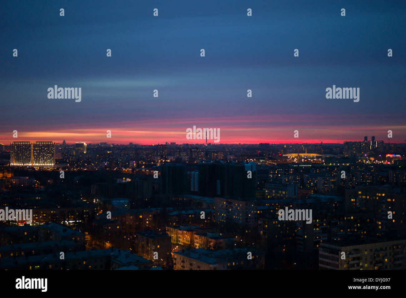 Schöner Sonnenuntergang. Himmel über der Stadt Moskau. Russland Stockfoto