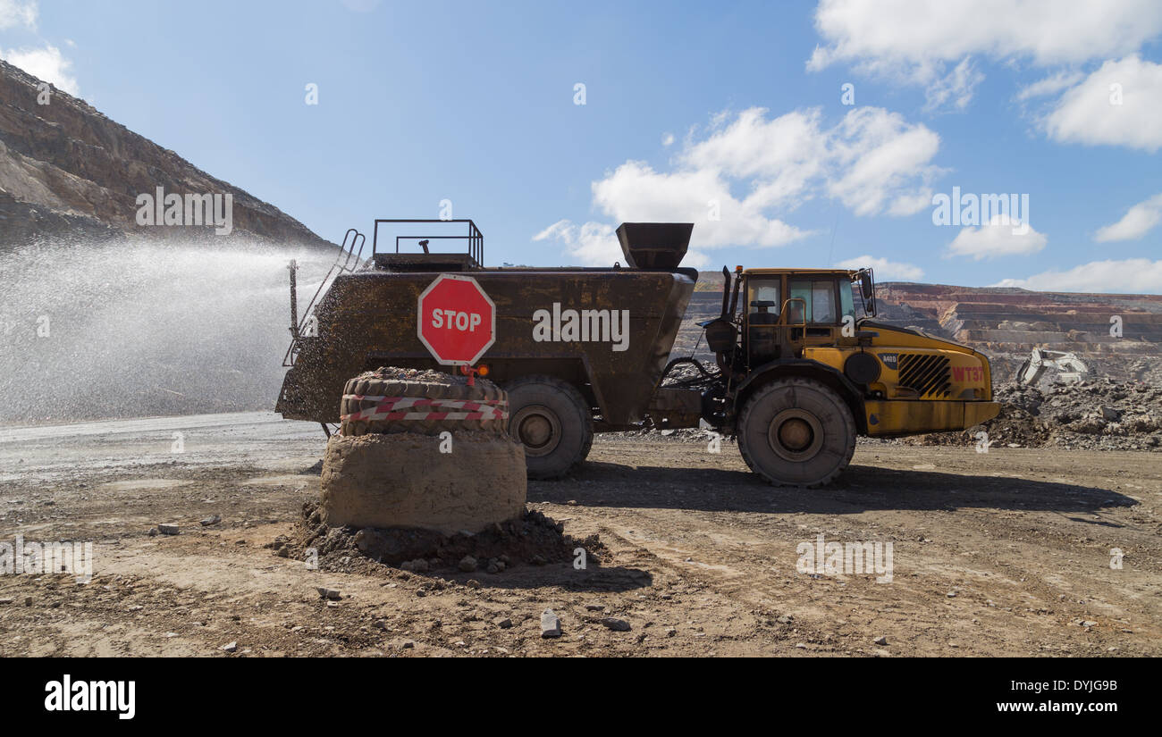 Ein Wasser-Cart-Sprays Wasser auf den Straßen ein Tagebau-Kupfermine mir in Sambia Stockfoto