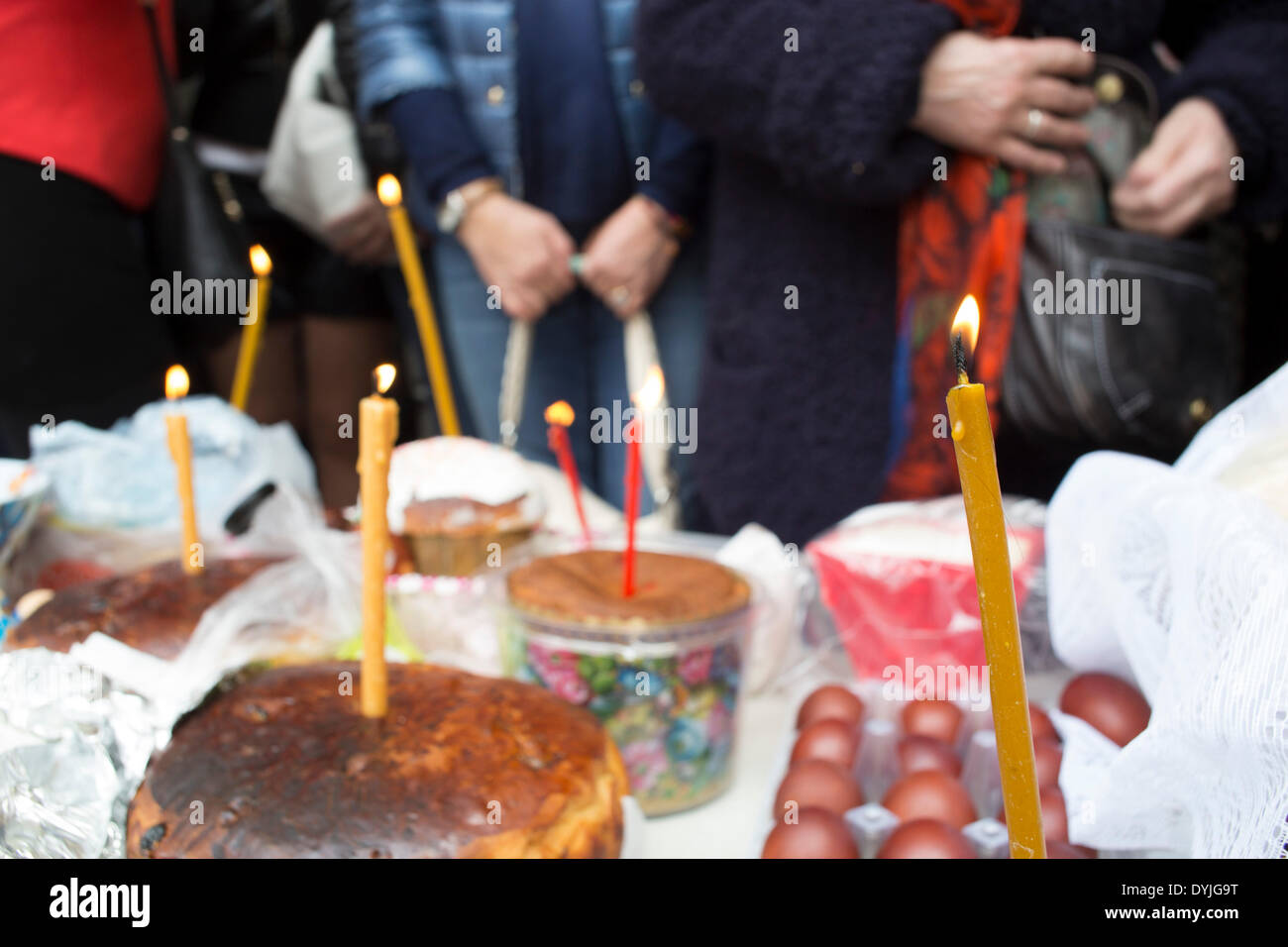 London, UK. Samstag, 19. April 2014. Osterfeier Raffung an der russisch-orthodoxen Kathedrale Kirche auf Ennismore Gärten im Westen Londons. An diesem Tag vor Ostern Sonntag Russen in ein religiöses Fest zu sammeln wo ihre bemalten Eiern; traditionelle Kuchen und andere Angebote sind gesegnet. Dann wird um Mitternacht zu Gott angeboten. Nichts ist in Retun in Bezug auf Glück erwarten. Bildnachweis: Michael Kemp/Alamy Live-Nachrichten Stockfoto